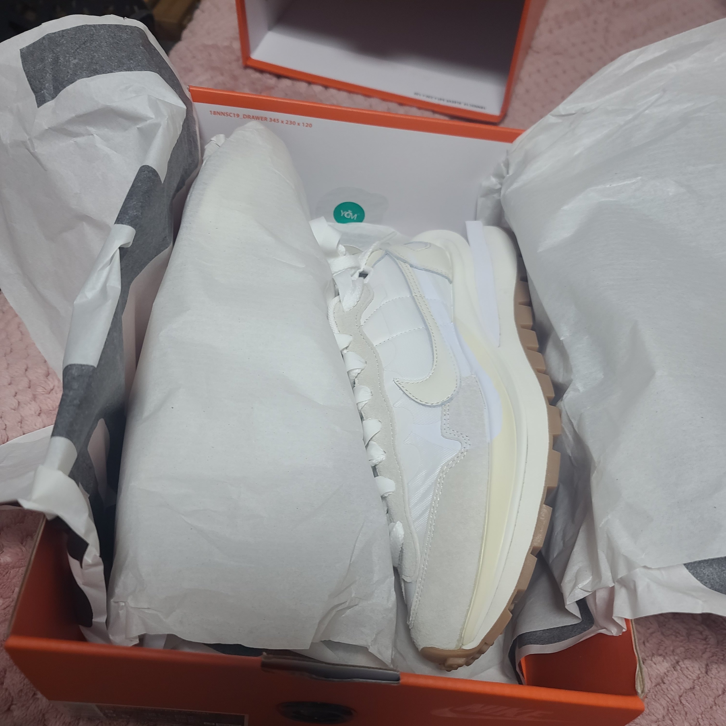 Nike x Sacai VaporWaffle White and Gum 착용 스타일 - 2