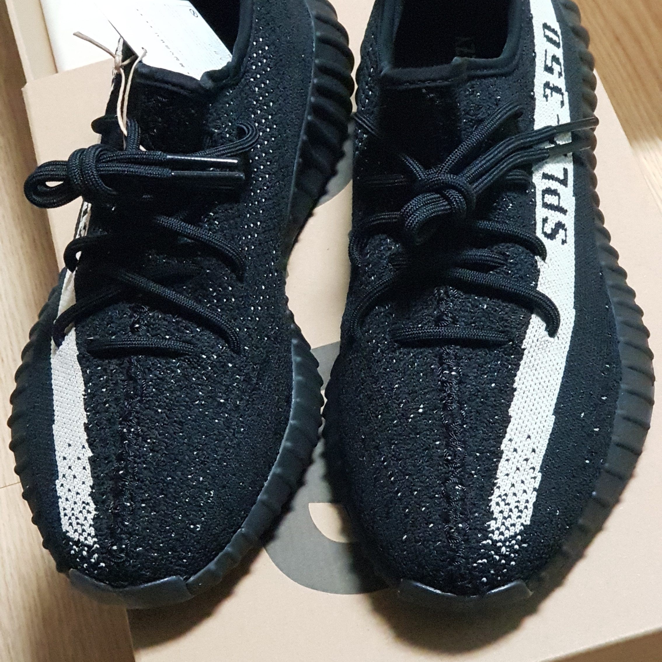 Adidas Yeezy Boost 350 V2 Core Black White 2022 착용 스타일 - 3