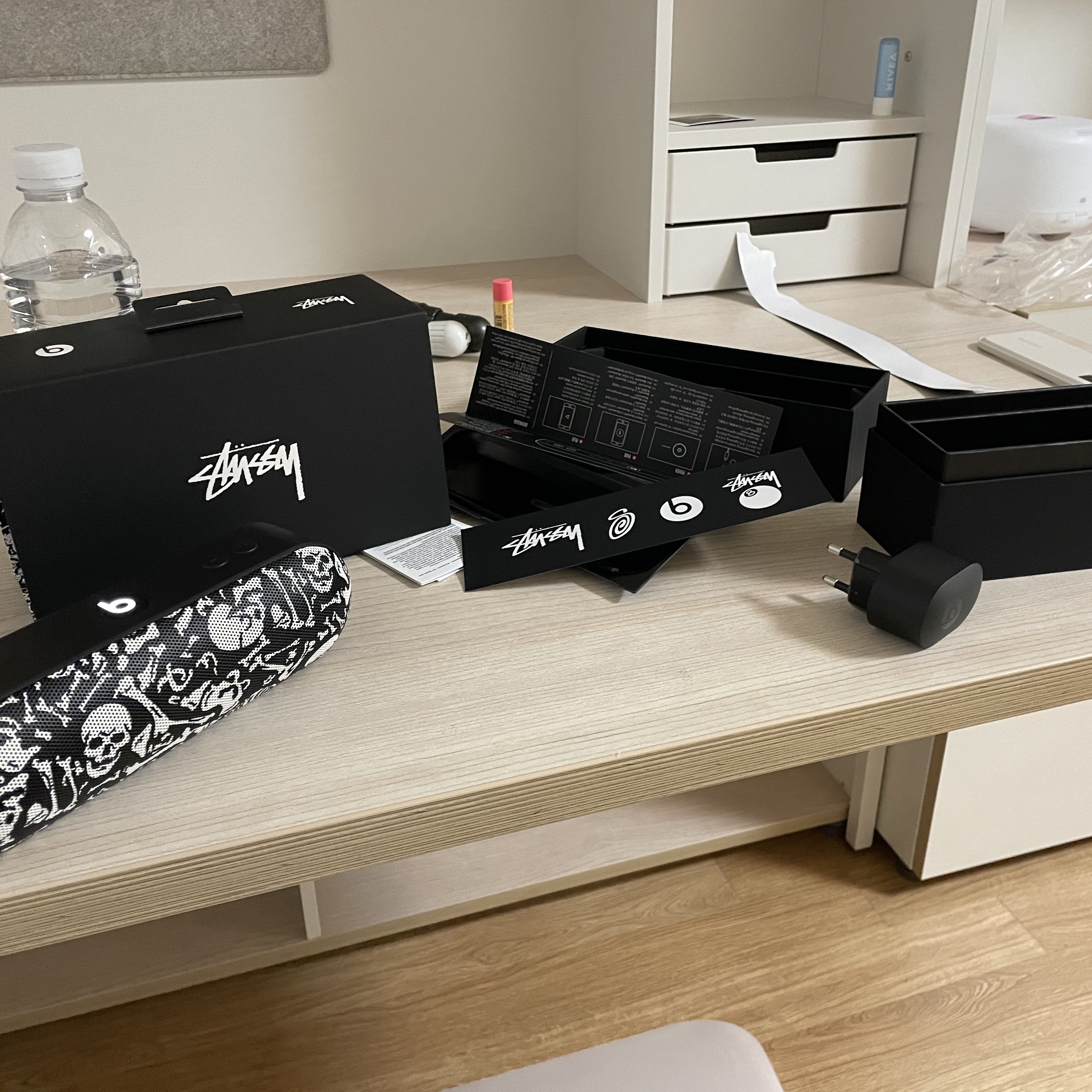 Stussy x Beats By Dre Pill+ Black White 착용 스타일