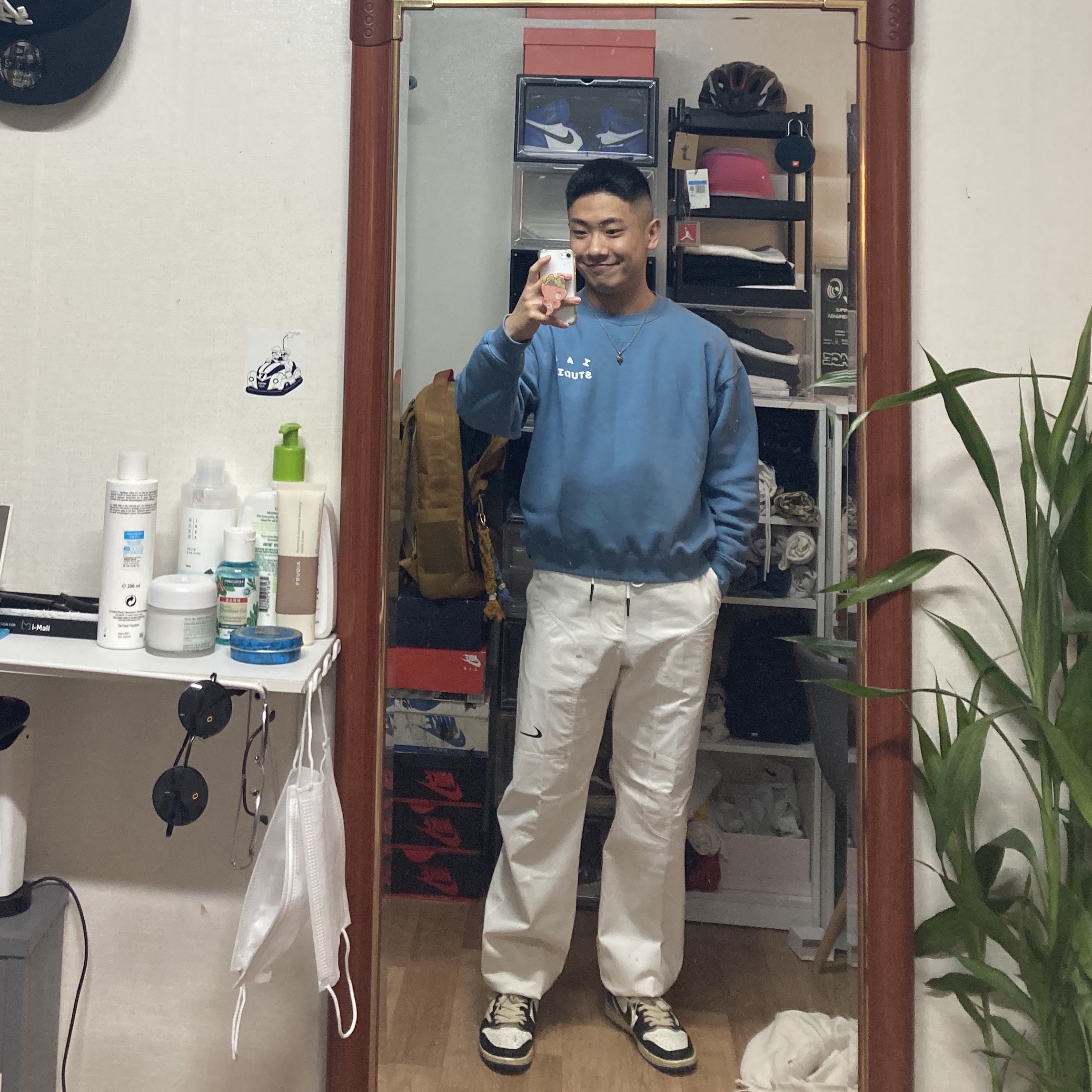 IAB Studio Crewneck Sky Blue, Nike x Off-White NRG Pants White 착용 스타일