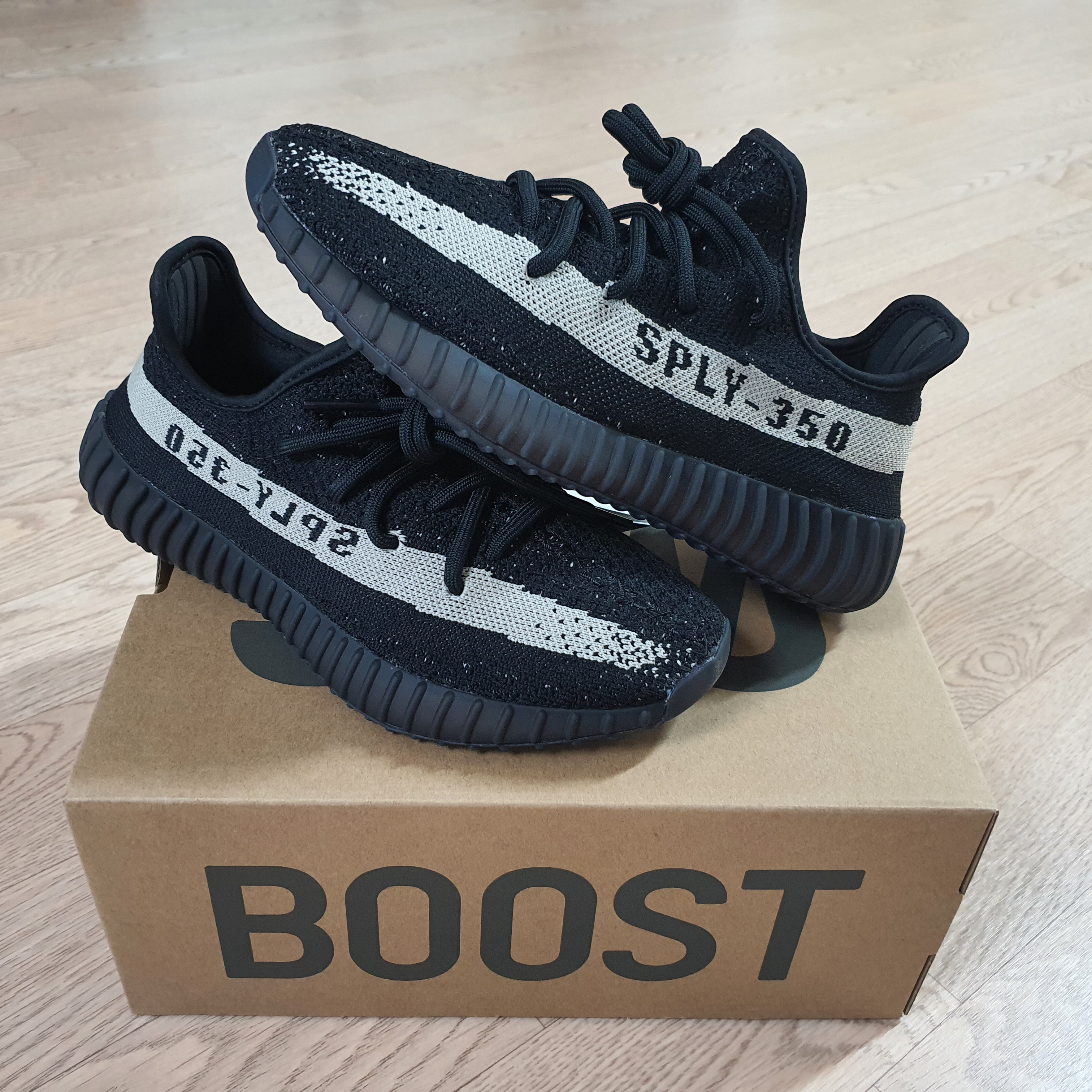 Adidas Yeezy Boost 350 V2 Core Black White 2022 착용 스타일 - 2