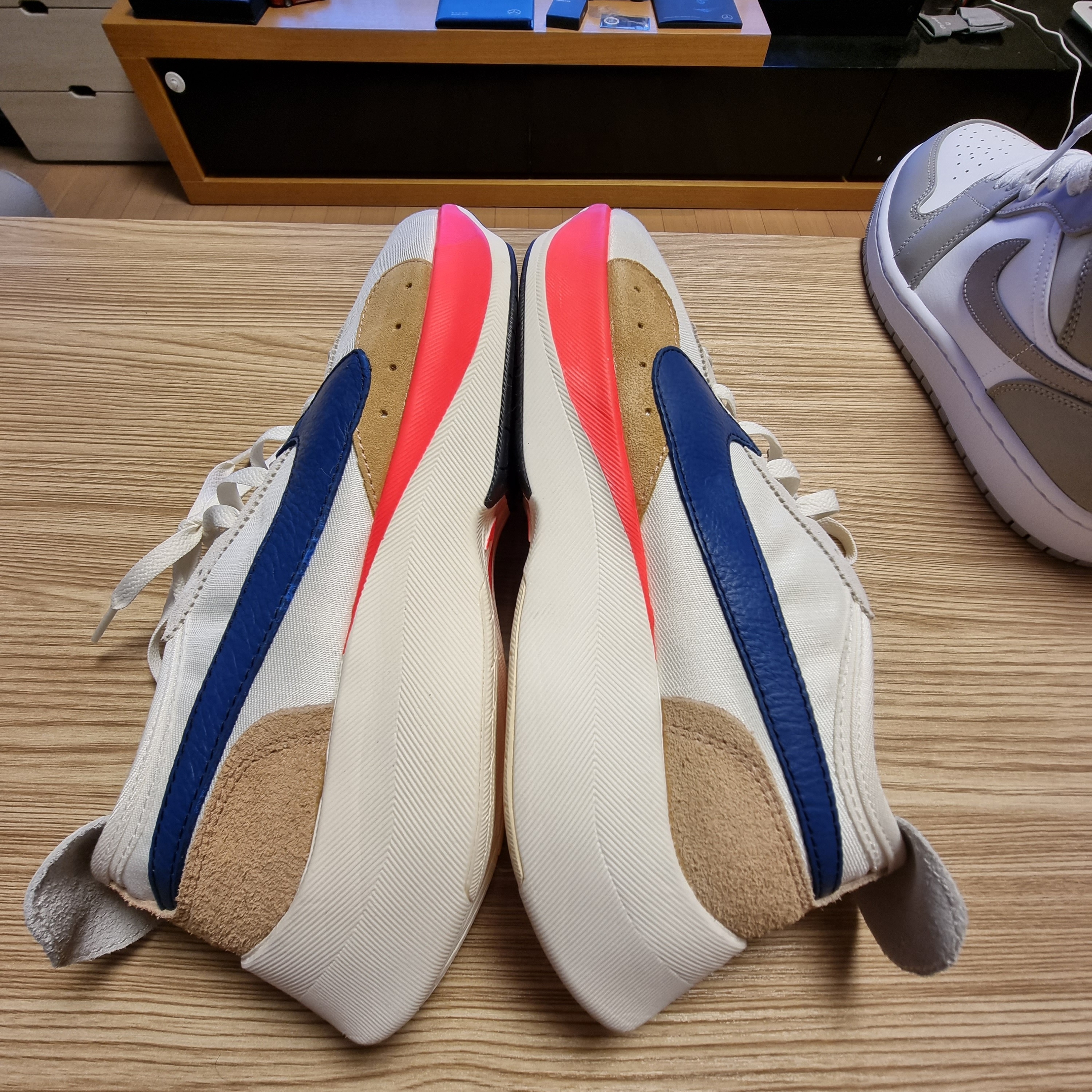 Jordan 1 Mid College Grey, Nike Moon Racer Sail Solar Blue 착용 스타일 - 2