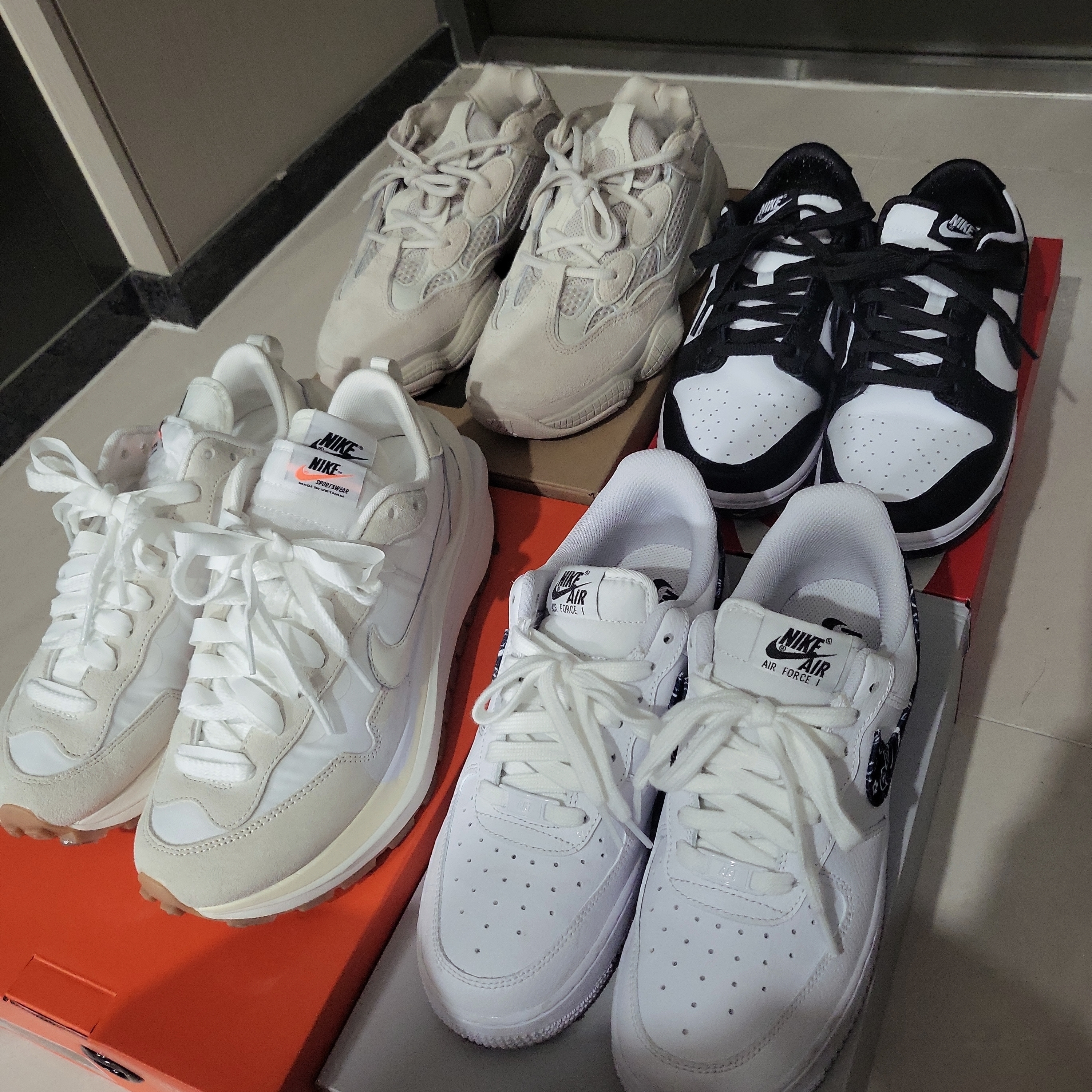 Nike x Sacai VaporWaffle White and Gum, (W) Nike Air Force 1 '07 Essential Paisley Swoosh White Black 착용 스타일 - 3