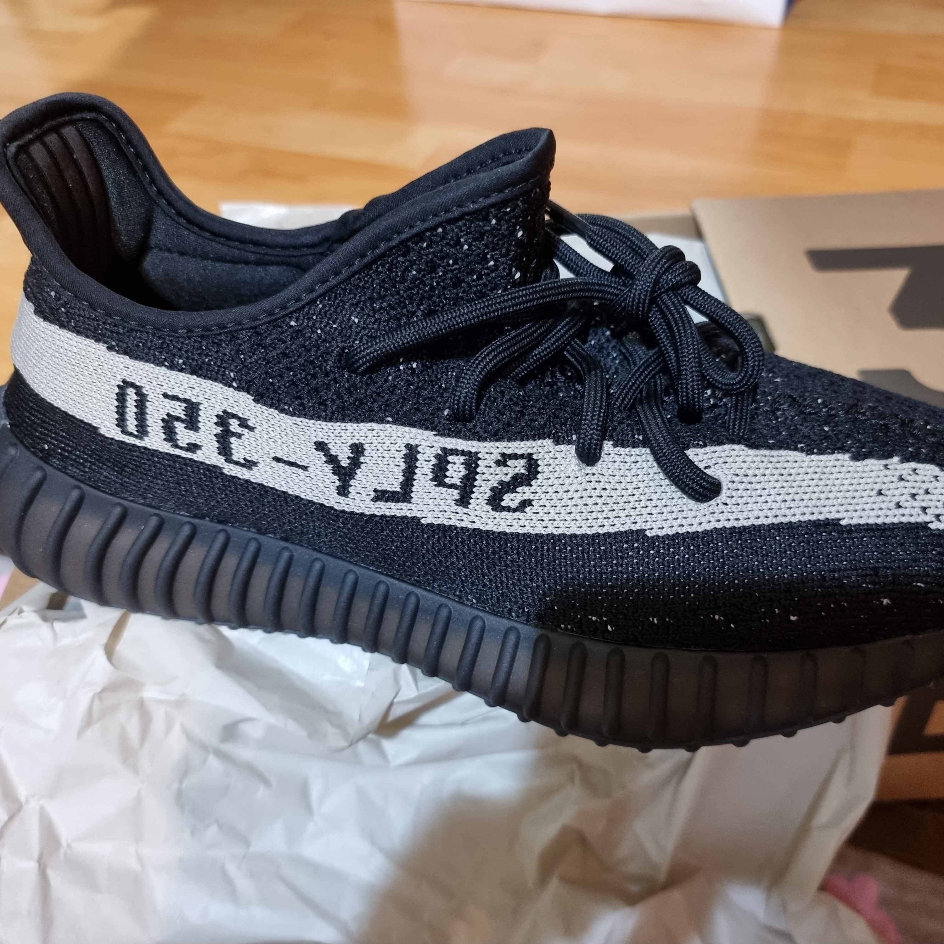 Adidas Yeezy Boost 350 V2 Core Black White 2022 착용 스타일