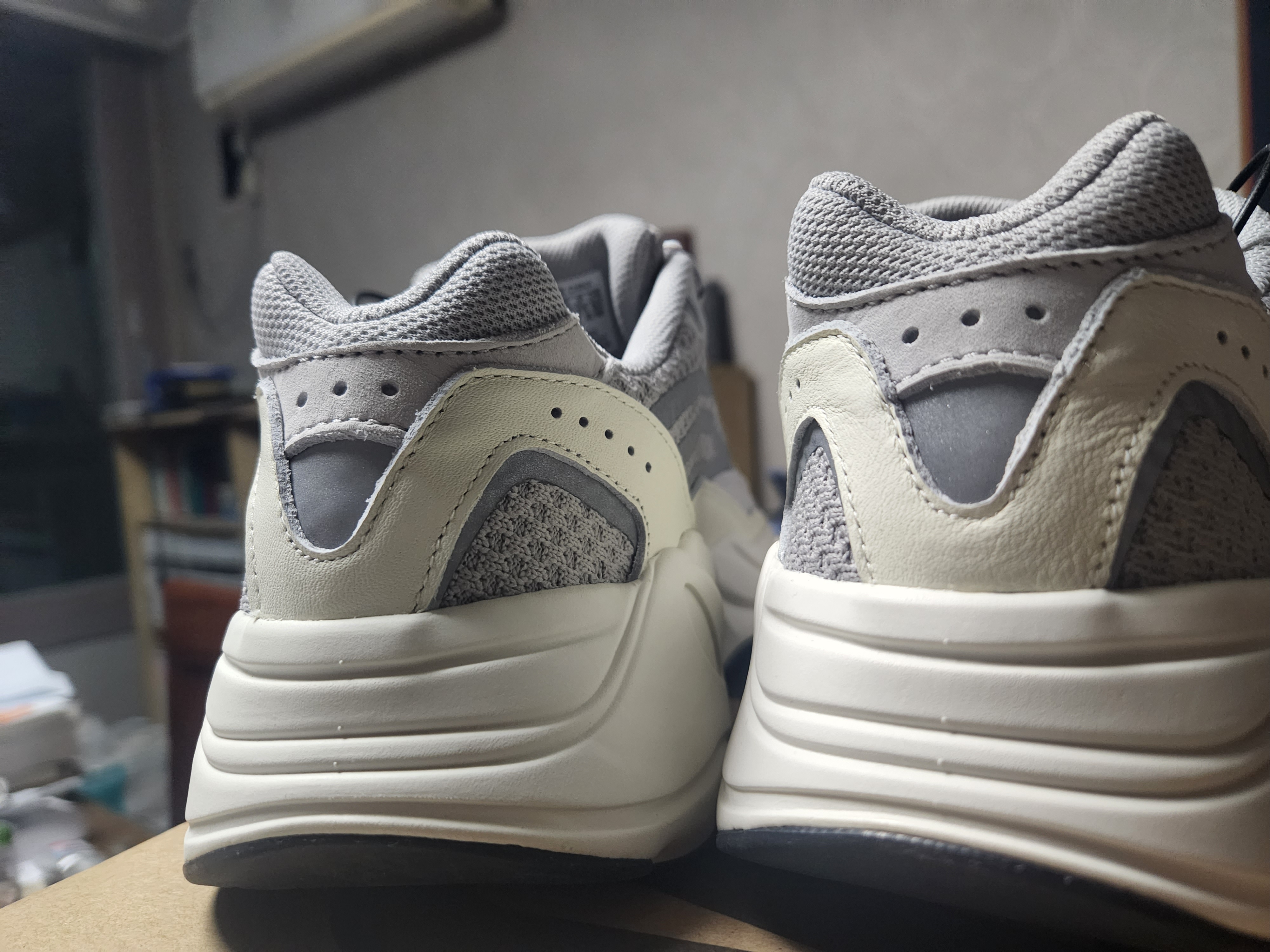 Adidas Yeezy Boost 700 V2 Static 2018 착용 스타일 - 3