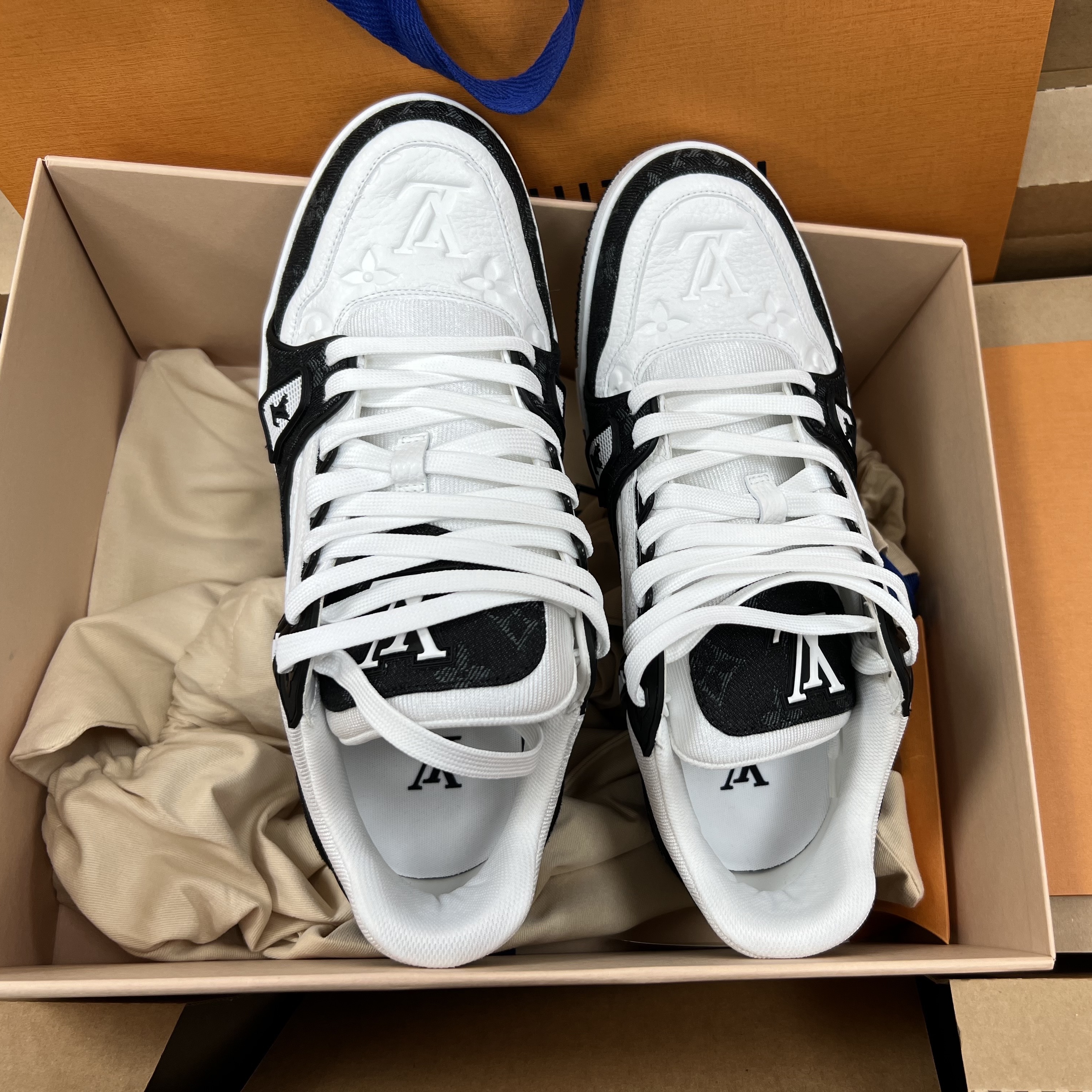 Louis Vuitton LV Trainer Sneakers Monogram Denim Black 착용 스타일 - 2