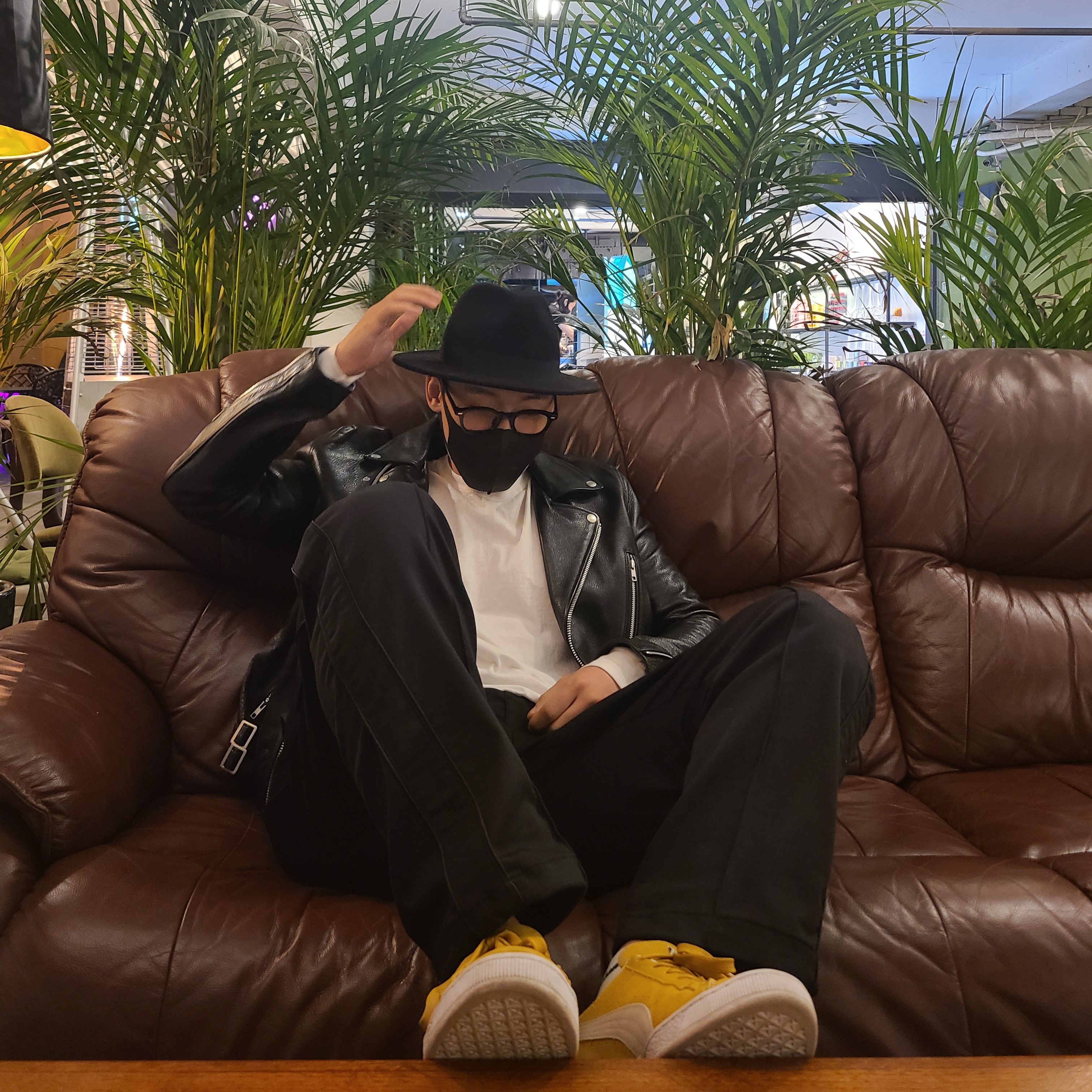 Puma Suede Classic XXI Mustard White 착용 스타일