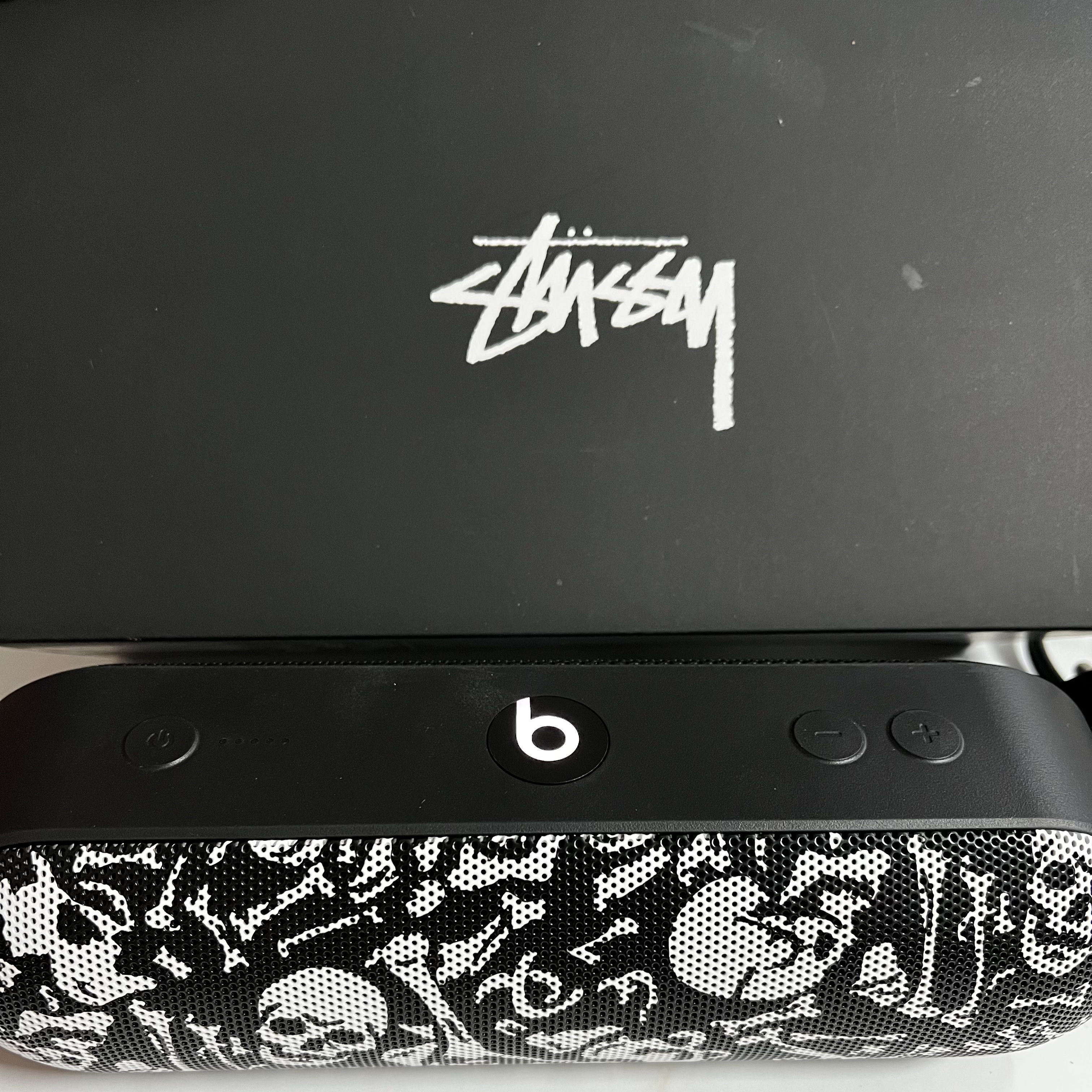 Stussy x Beats By Dre Pill+ Black White 착용 스타일 - 2