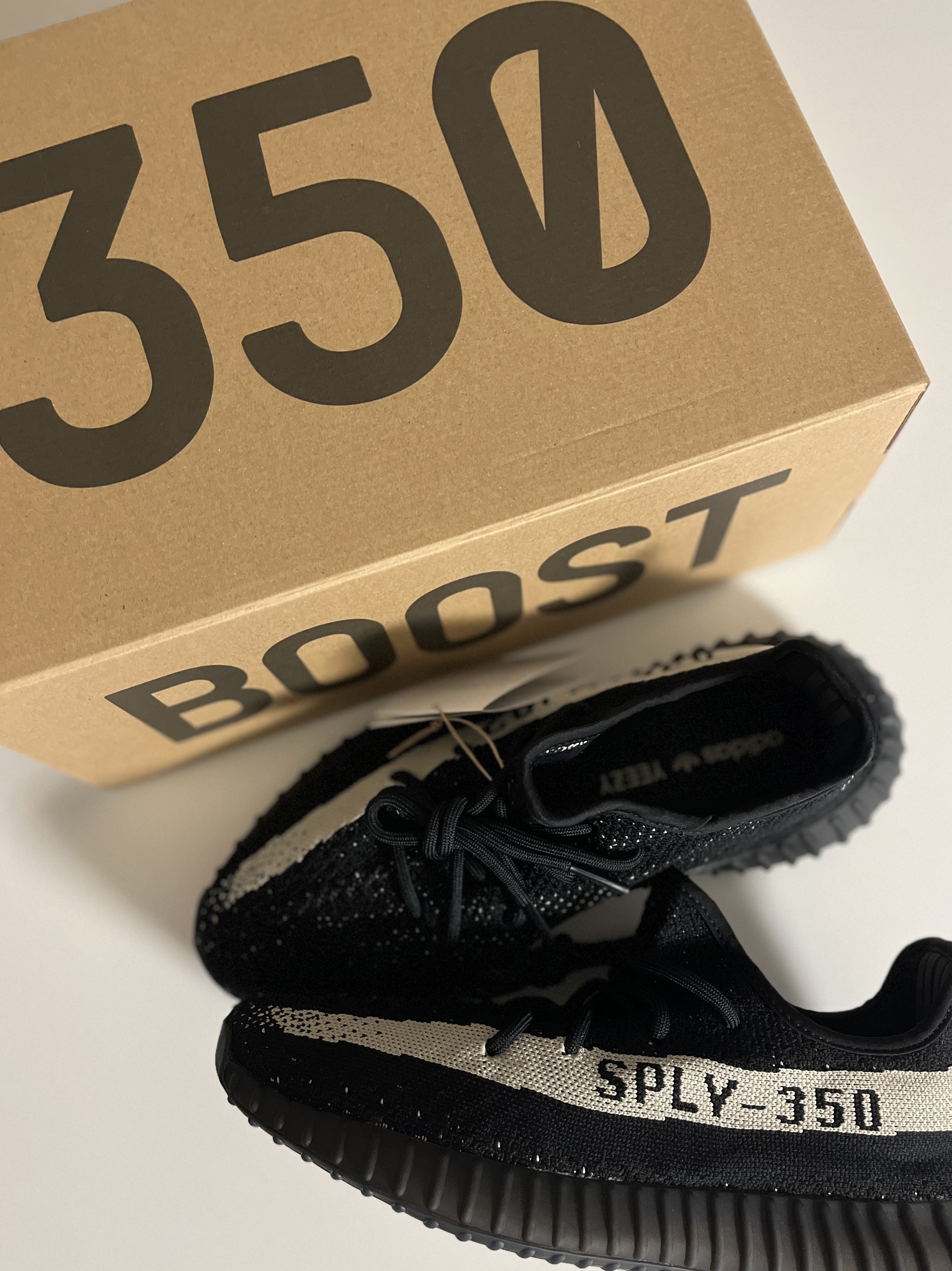 Adidas Yeezy Boost 350 V2 Core Black White 2022 착용 스타일 - 1