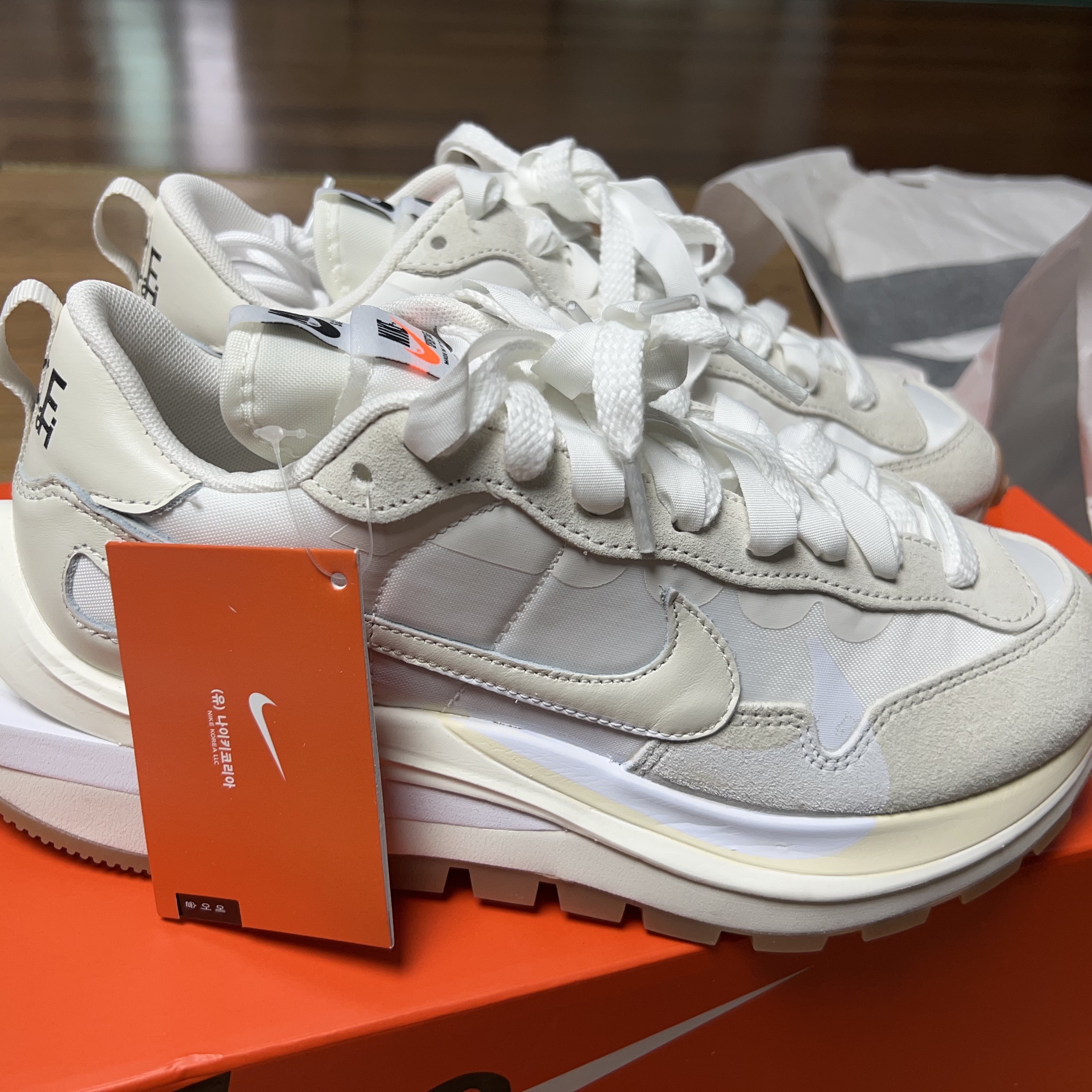 Nike x Sacai VaporWaffle White and Gum 착용 스타일