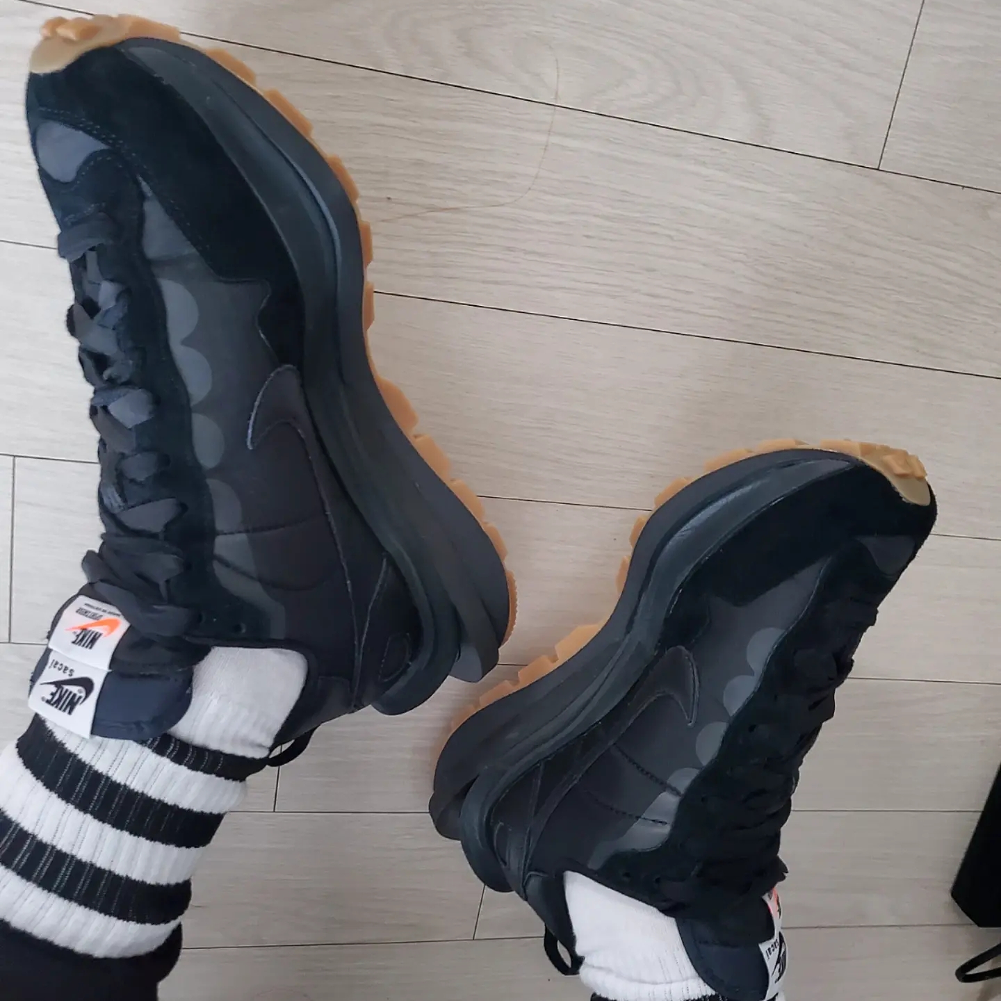 Nike x Sacai VaporWaffle Black and Gum 착용 스타일 - 2