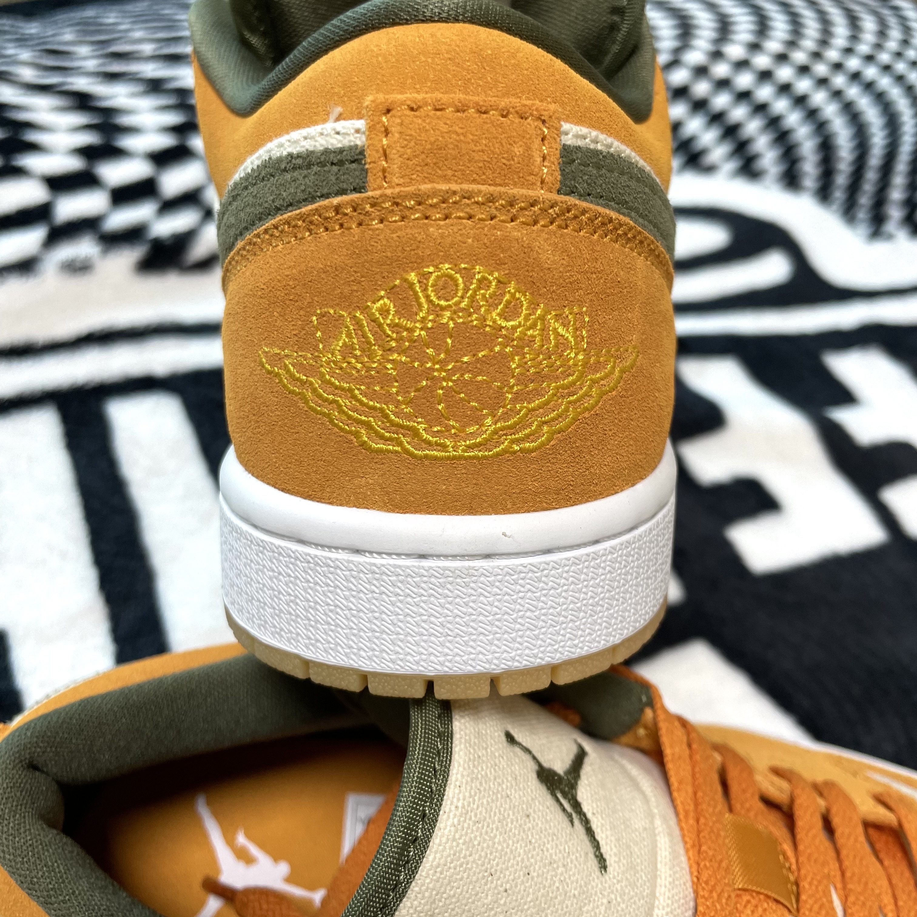 Jordan 1 Low SE Light Curry 착용 스타일 - 2