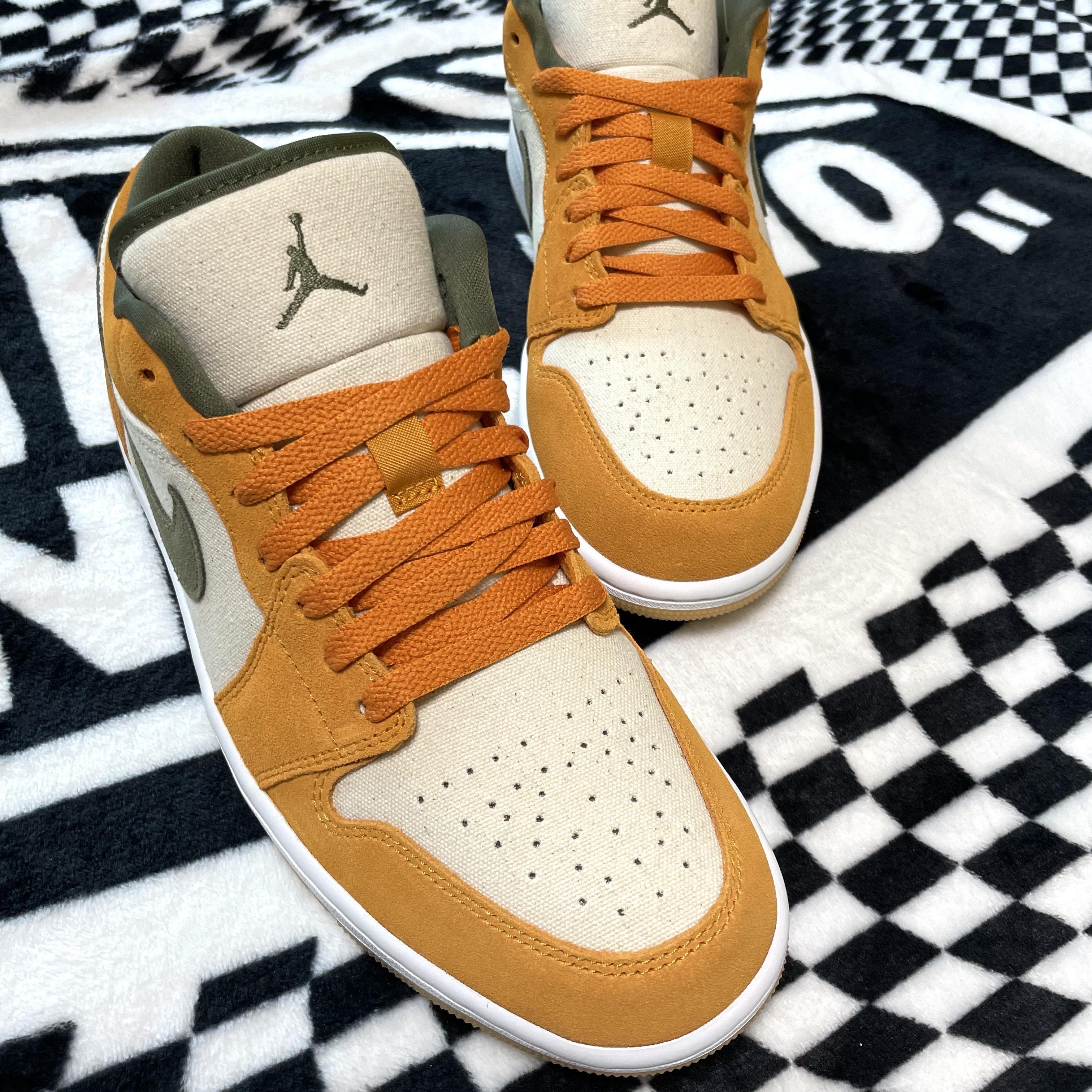 Jordan 1 Low SE Light Curry 착용 스타일 - 3