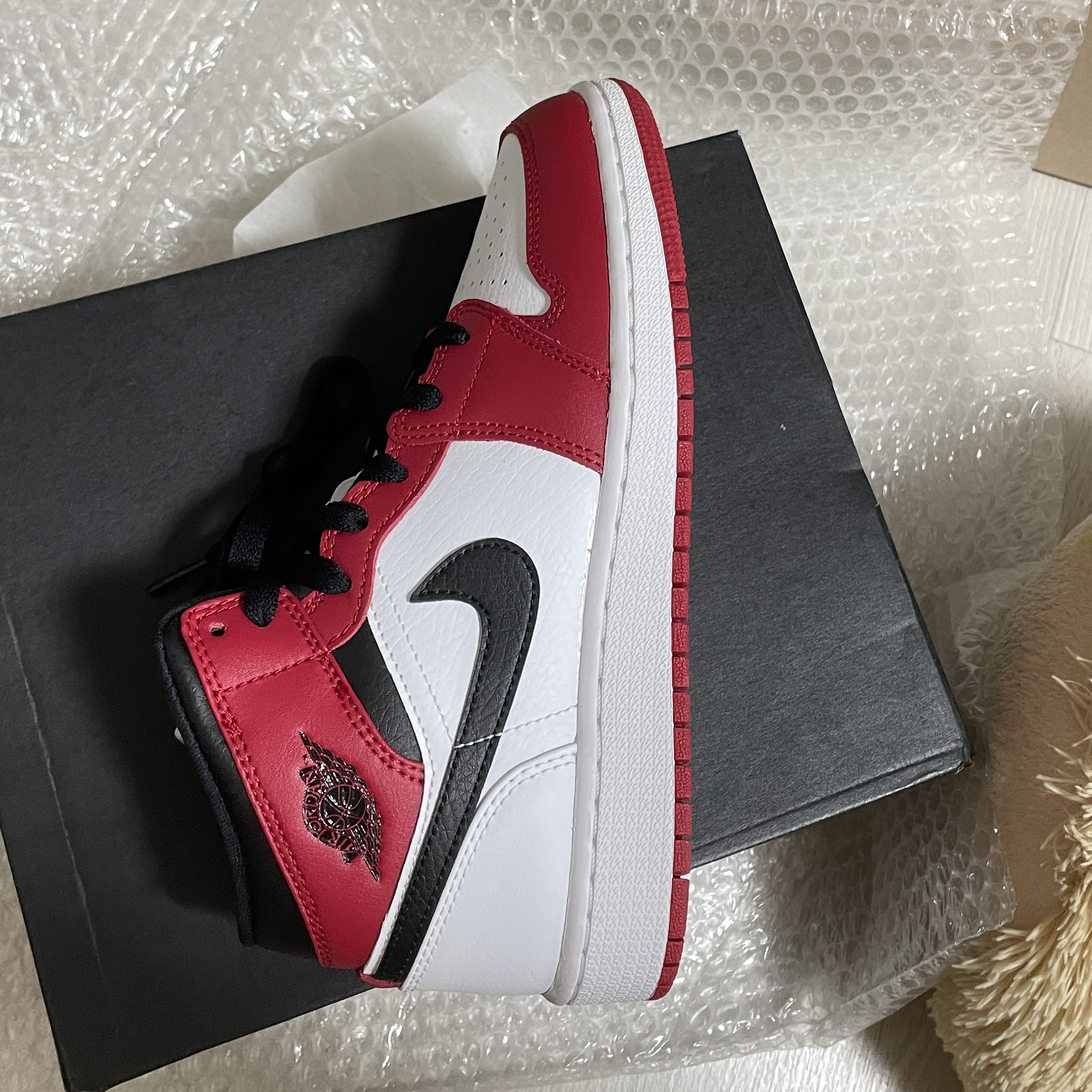 (GS) Jordan 1 Mid White Gym Red Black 착용 스타일 - 1