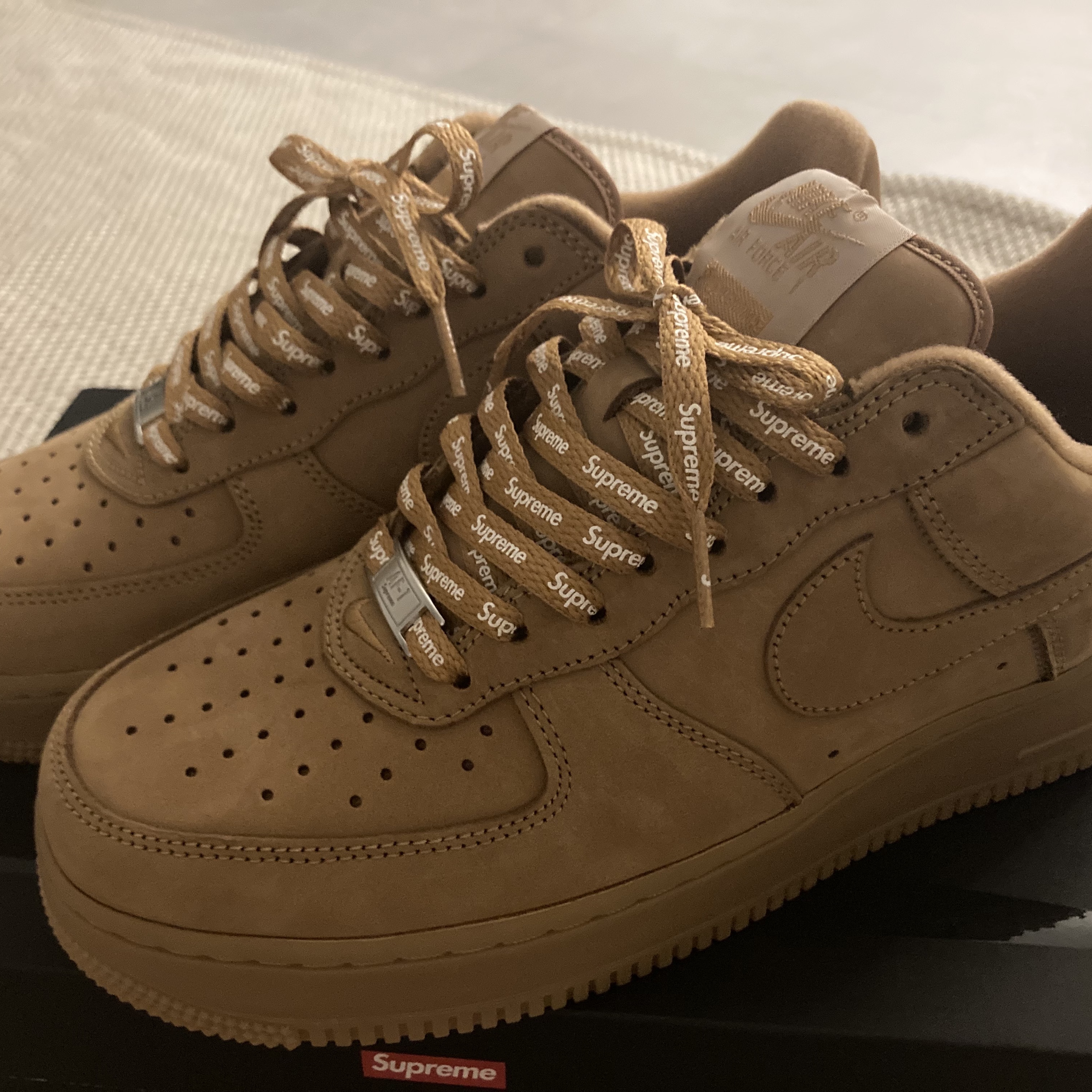 Nike x Supreme Air Force 1 Low Flax 착용 스타일 - 1
