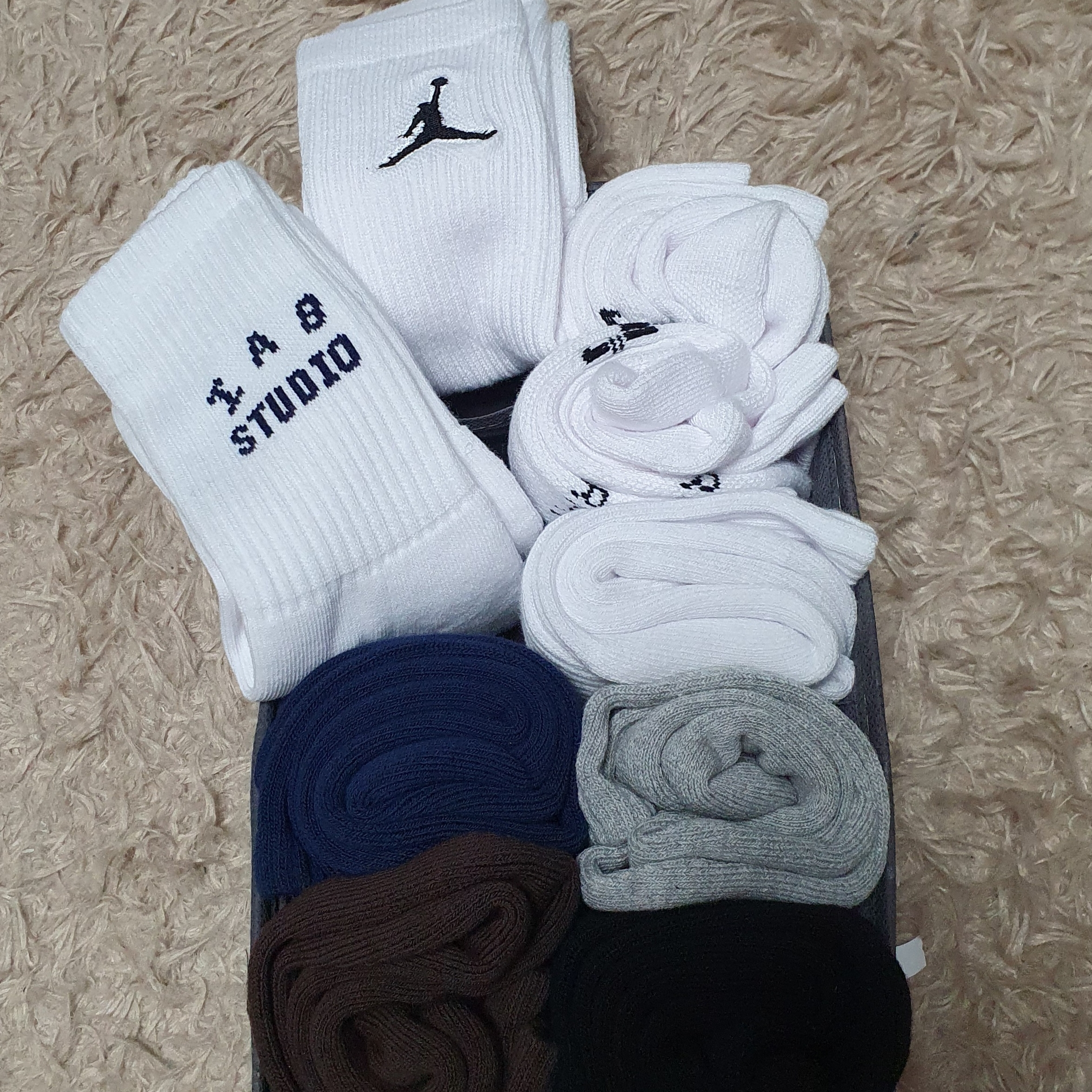 IAB Studio Socks Pack White Gray Brown, IAB Studio Socks Pack Black Navy White 착용 스타일