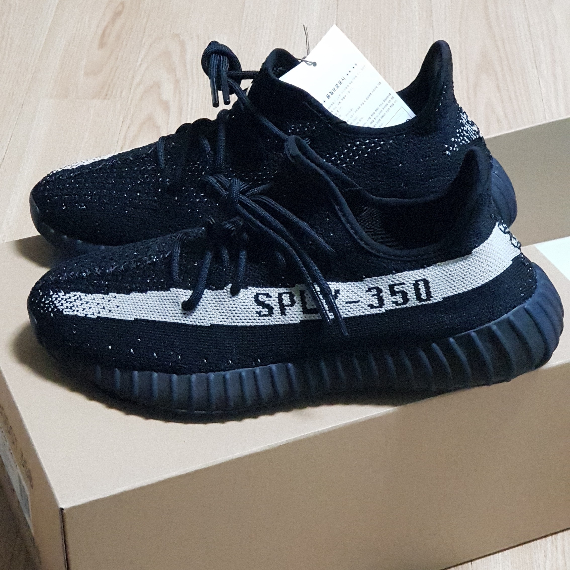 Adidas Yeezy Boost 350 V2 Core Black White 2022 착용 스타일 - 4