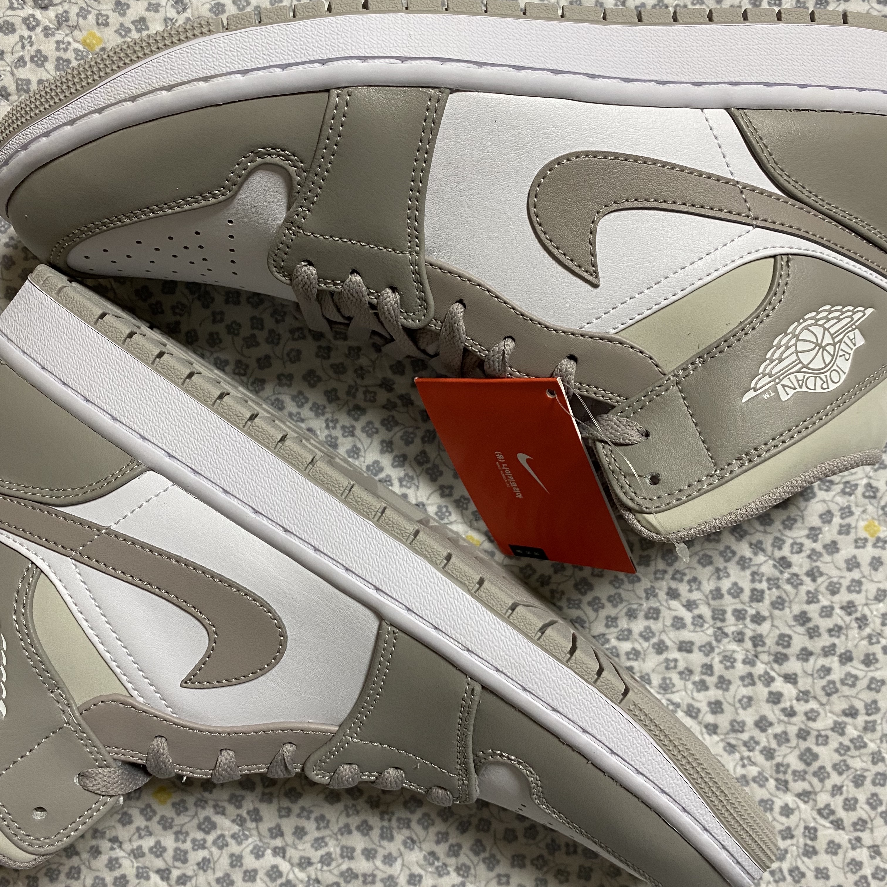 Jordan 1 Mid College Grey 착용 스타일