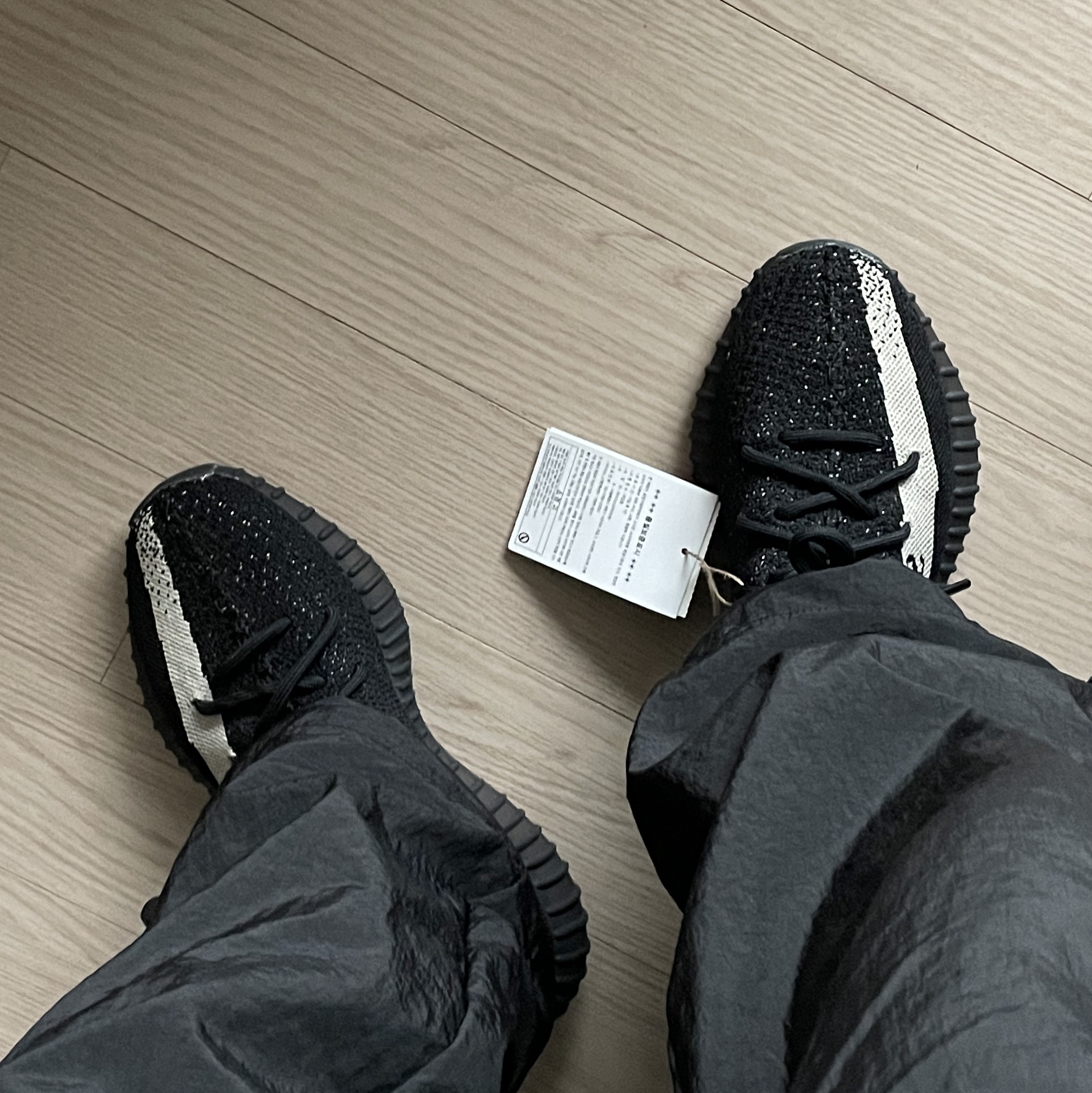 Adidas Yeezy Boost 350 V2 Core Black White 2022 착용 스타일