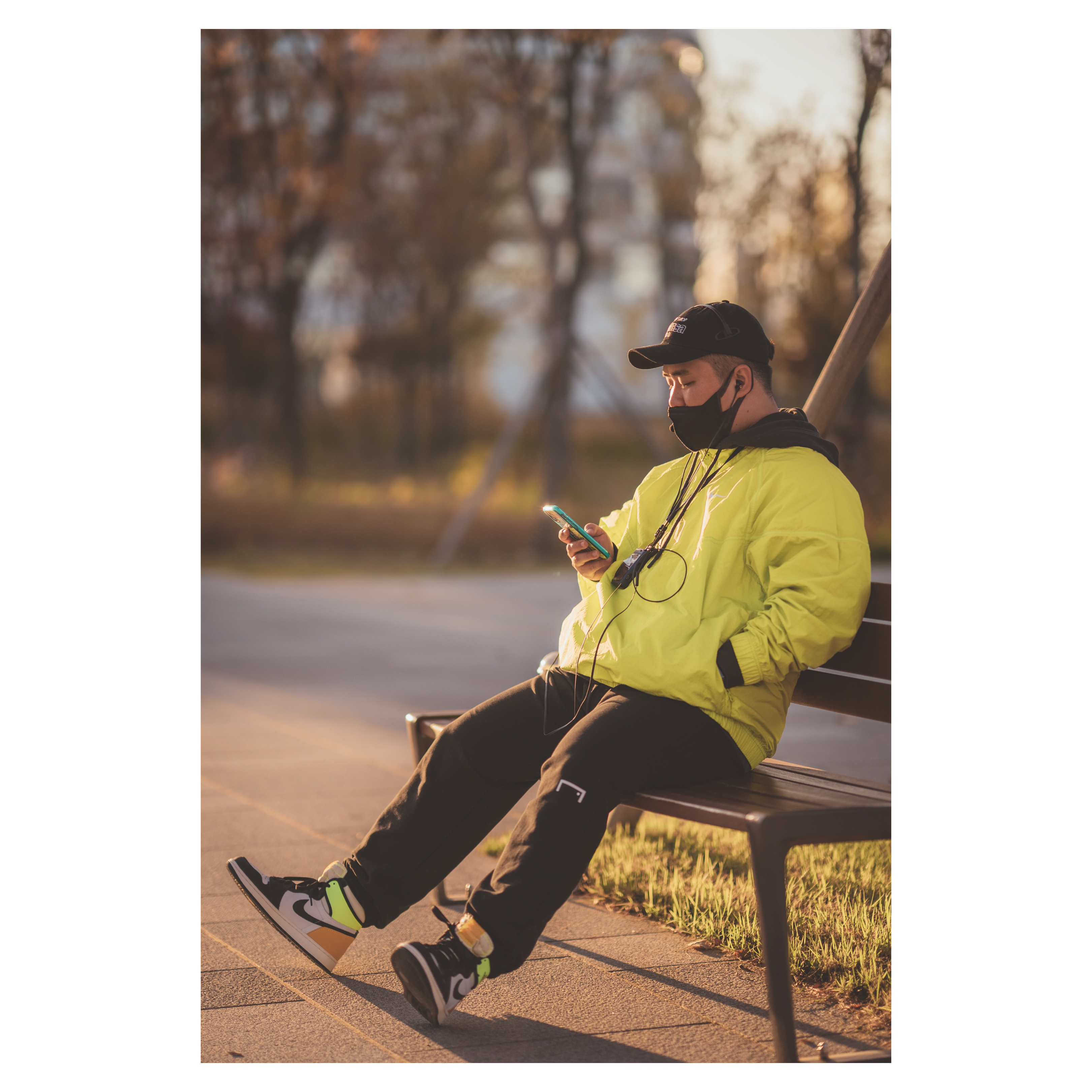 Jordan 1 Retro High OG Volt Gold, Nike x Stussy Windrunner Jacket Bright Cactus 착용 스타일