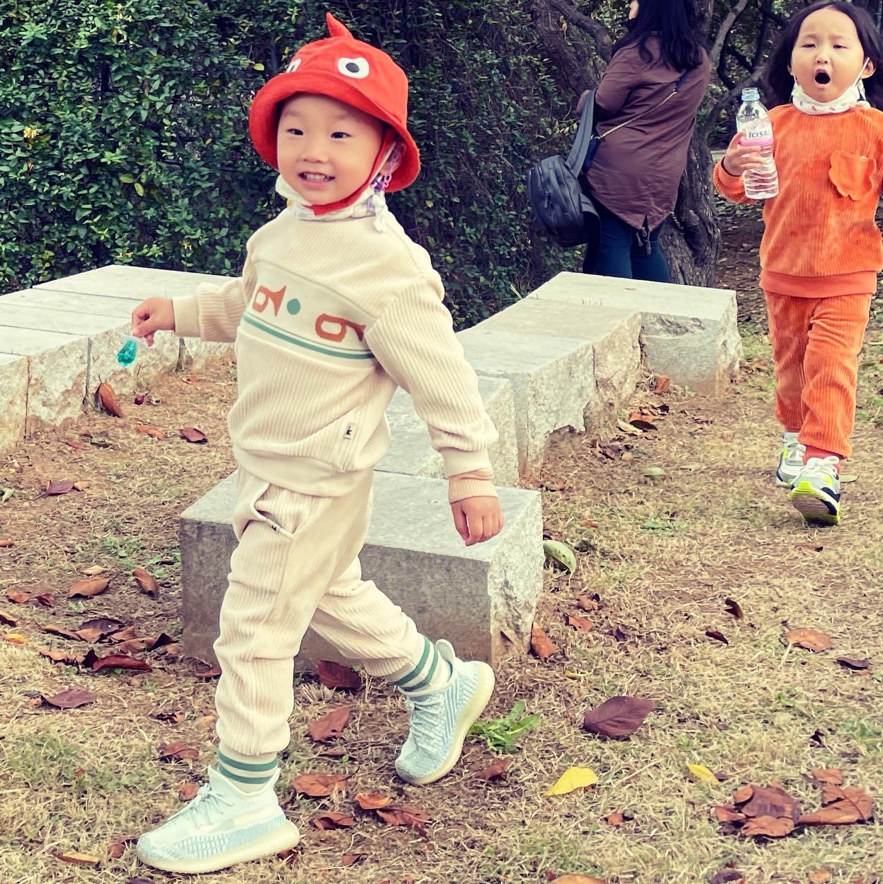 (Kids) Adidas Yeezy Boost 350 V2 Cloud White, (Infant) Adidas Yeezy Boost 350 V2 Cloud White 착용 스타일 - 2