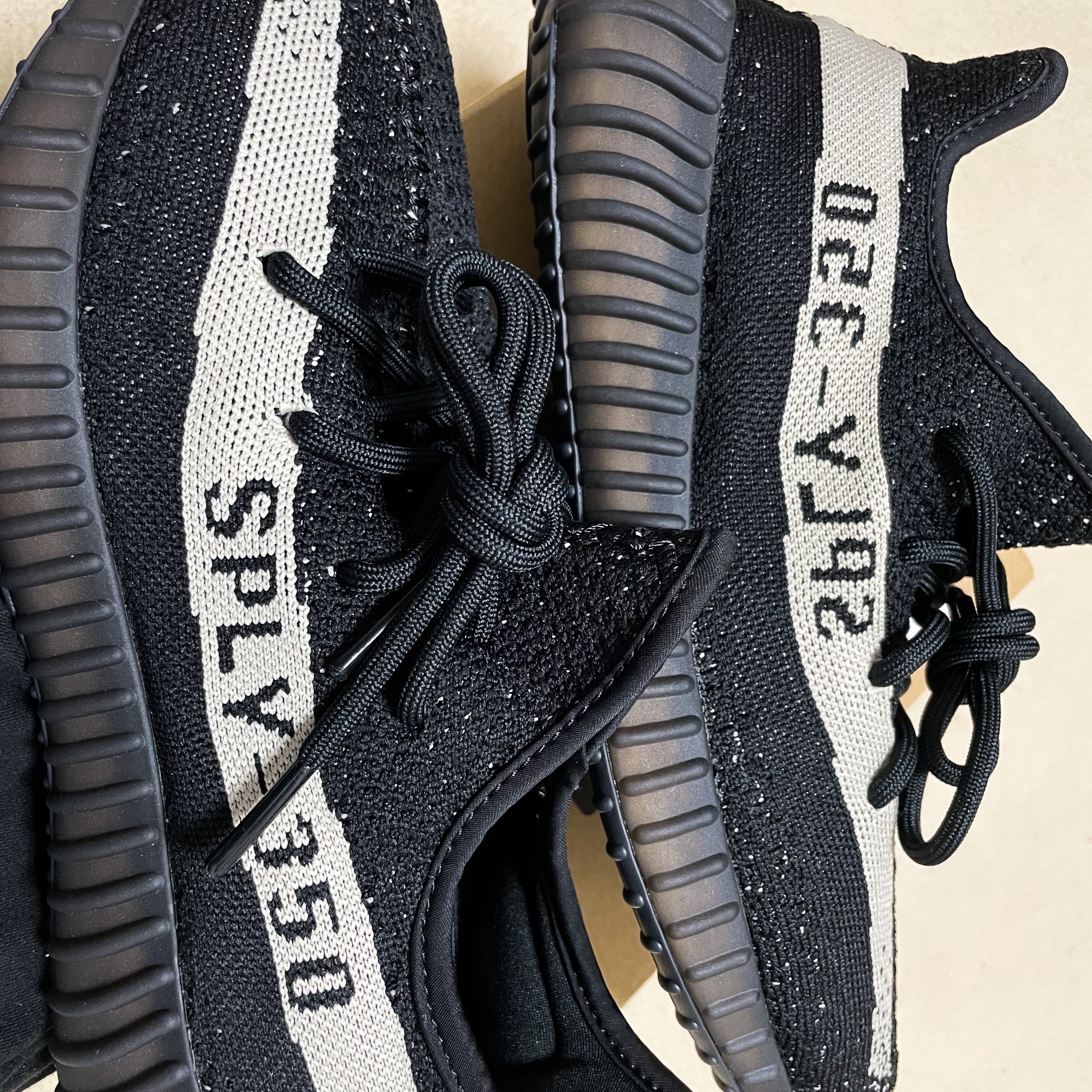 Adidas Yeezy Boost 350 V2 Core Black White 2022 착용 스타일 - 4