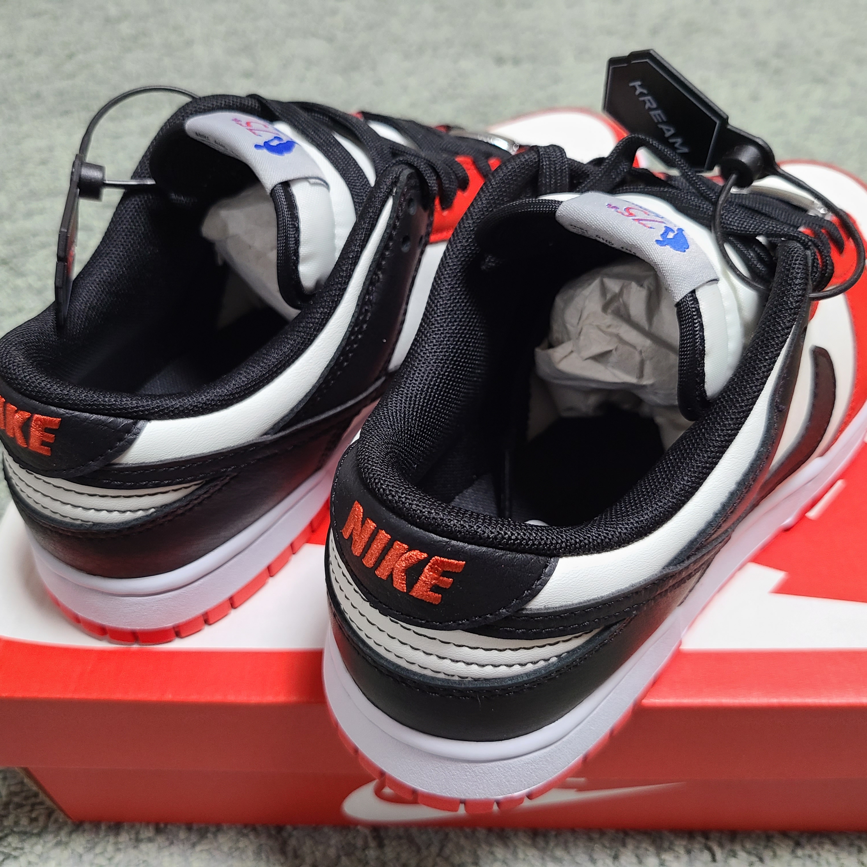 Nike x NBA Dunk Low Retro EMB Black and Chile Red 착용 스타일 - 2