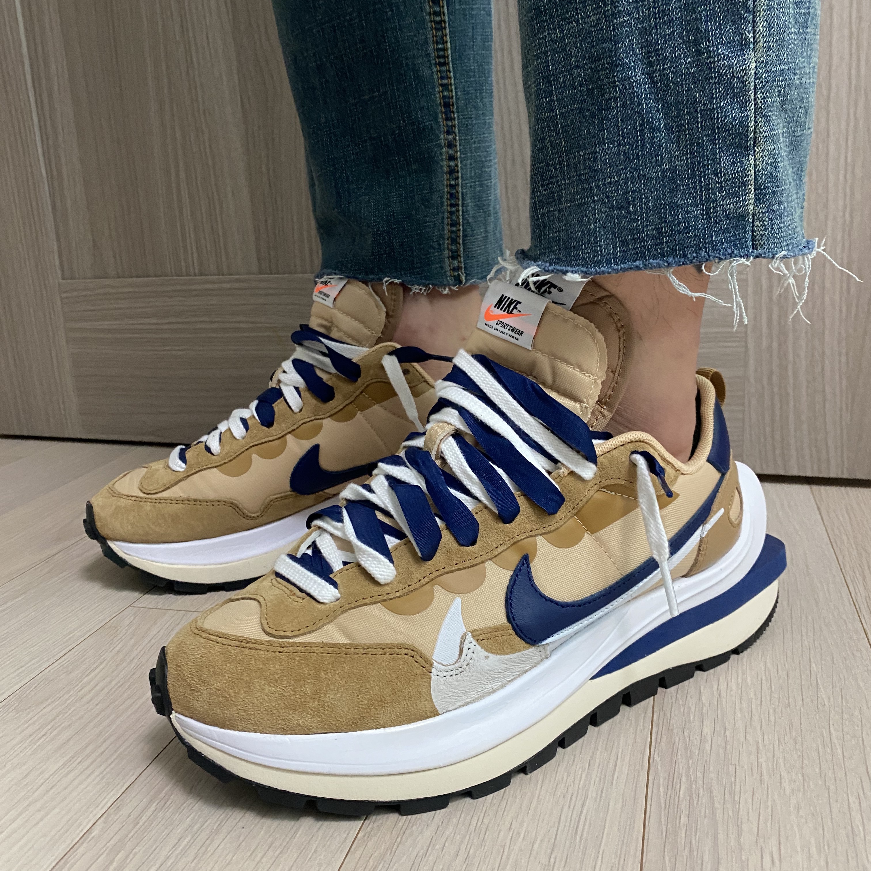 Nike x Sacai VaporWaffle Sesame and Blue Void 착용 스타일 - 2