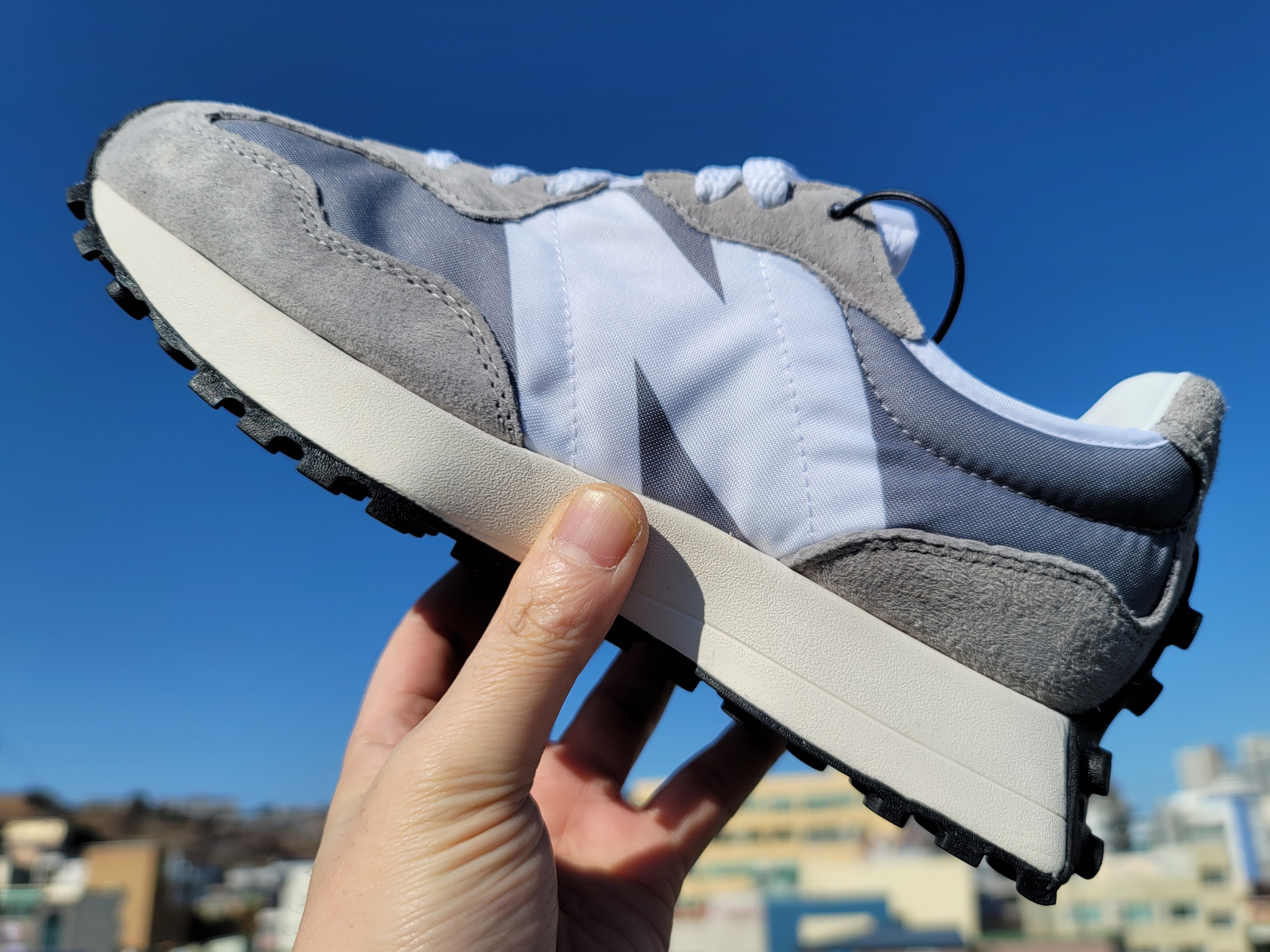 New Balance 327 Grey 착용 스타일