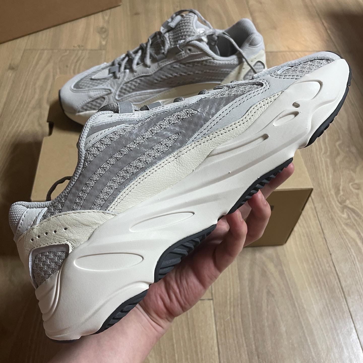 Adidas Yeezy Boost 700 V2 Static 2022 착용 스타일 - 4