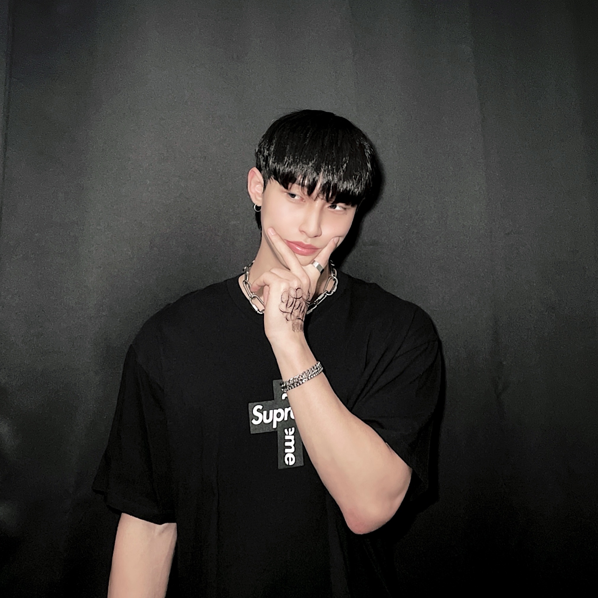 Supreme Cross Box Logo T-Shirt Black - 20FW 착용 스타일