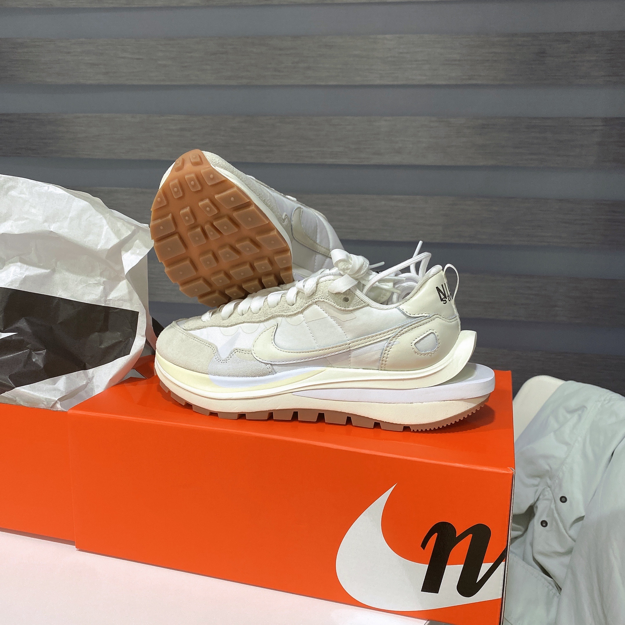 Nike x Sacai VaporWaffle White and Gum 착용 스타일 - 3