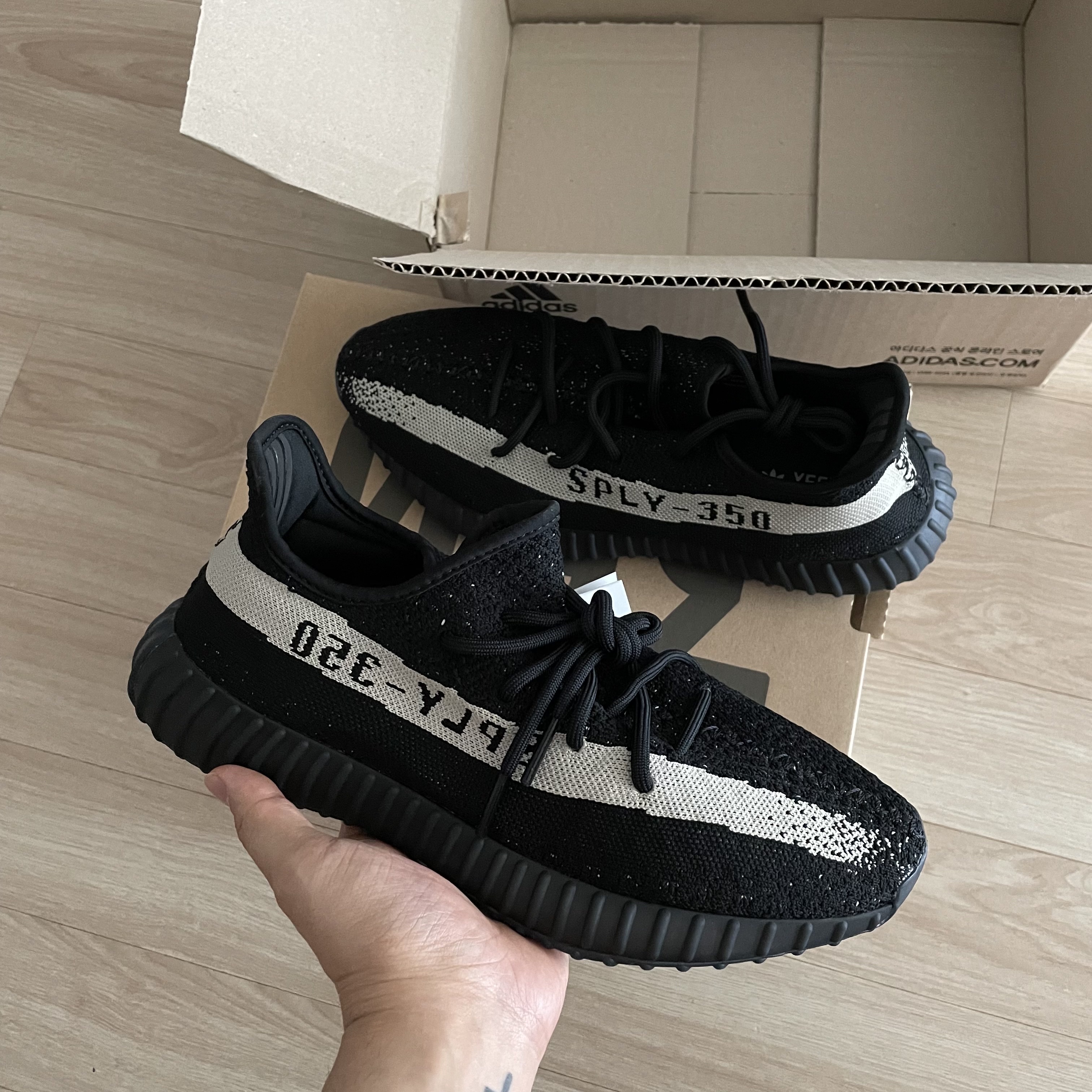 Adidas Yeezy Boost 350 V2 Core Black White 2022, Adidas Yeezy Boost 350 V2 Beluga - Reflective 착용 스타일 - 1