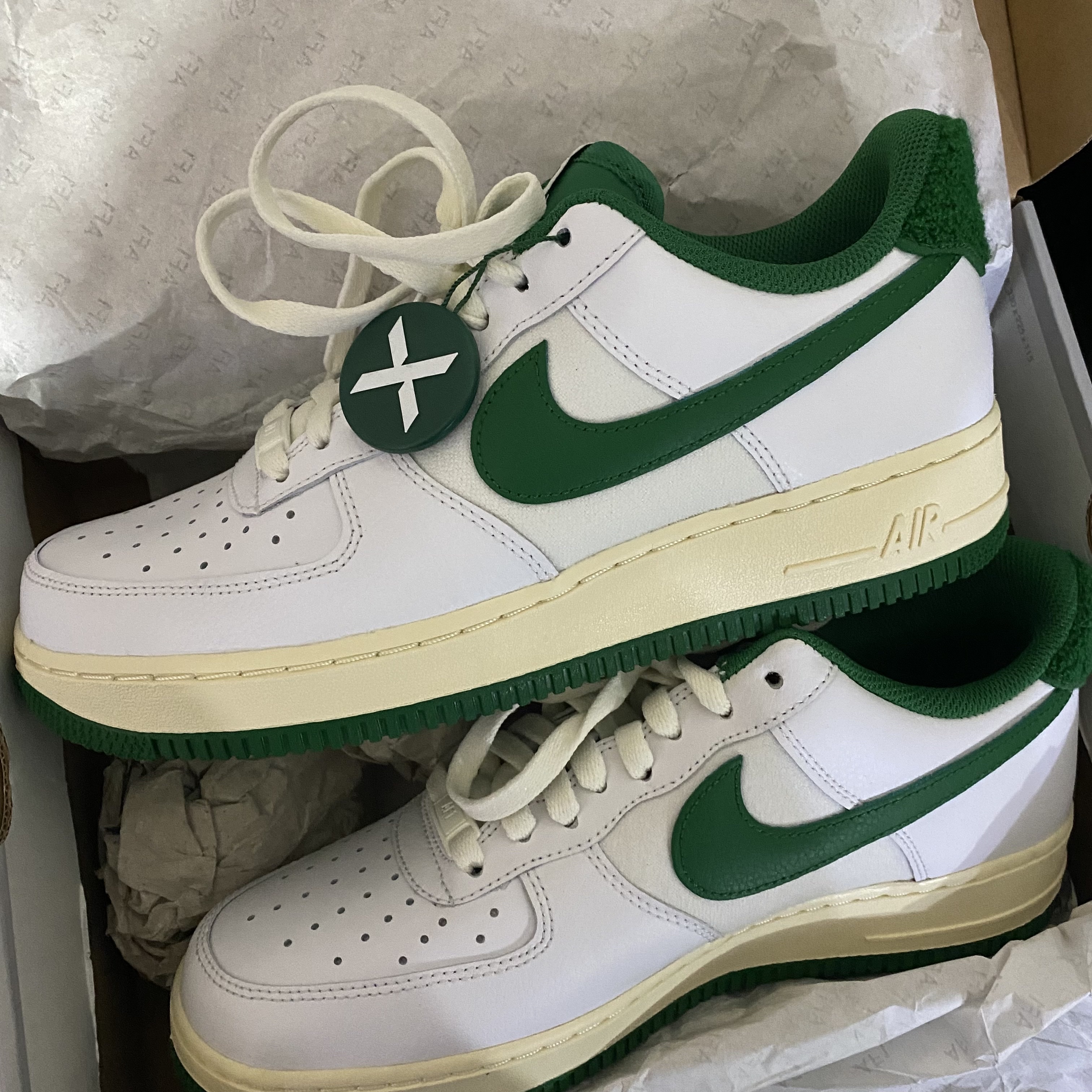 Nike Air Force 1 '07 LV8 Varsity White Pine Green 착용 스타일 - 1