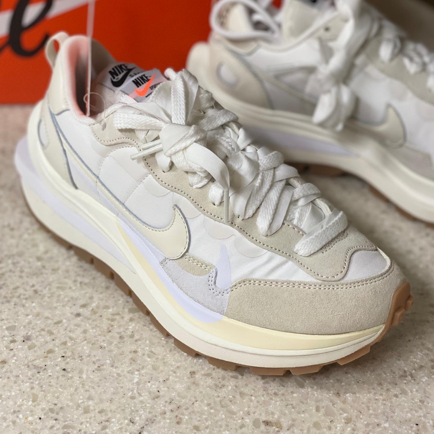 Nike x Sacai VaporWaffle White and Gum 착용 스타일 - 2