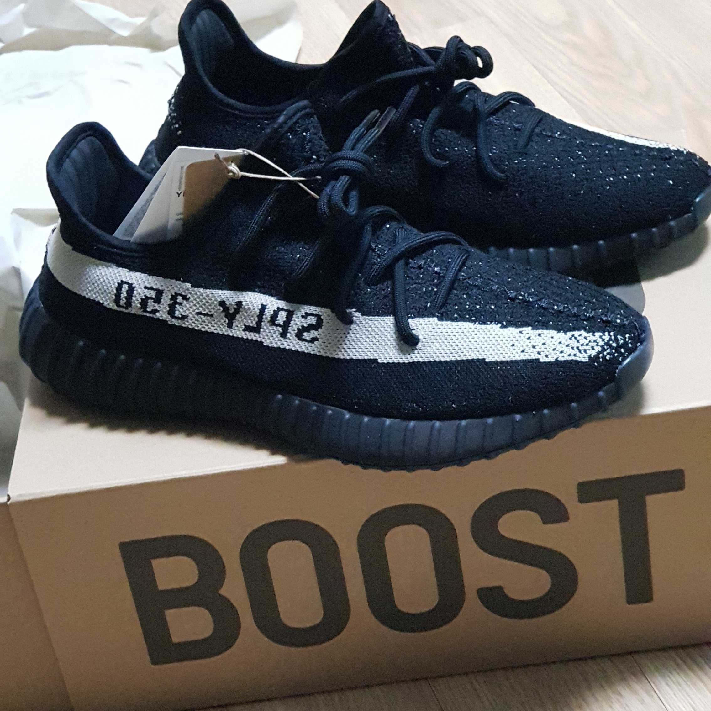 Adidas Yeezy Boost 350 V2 Core Black White 2022 착용 스타일 - 5
