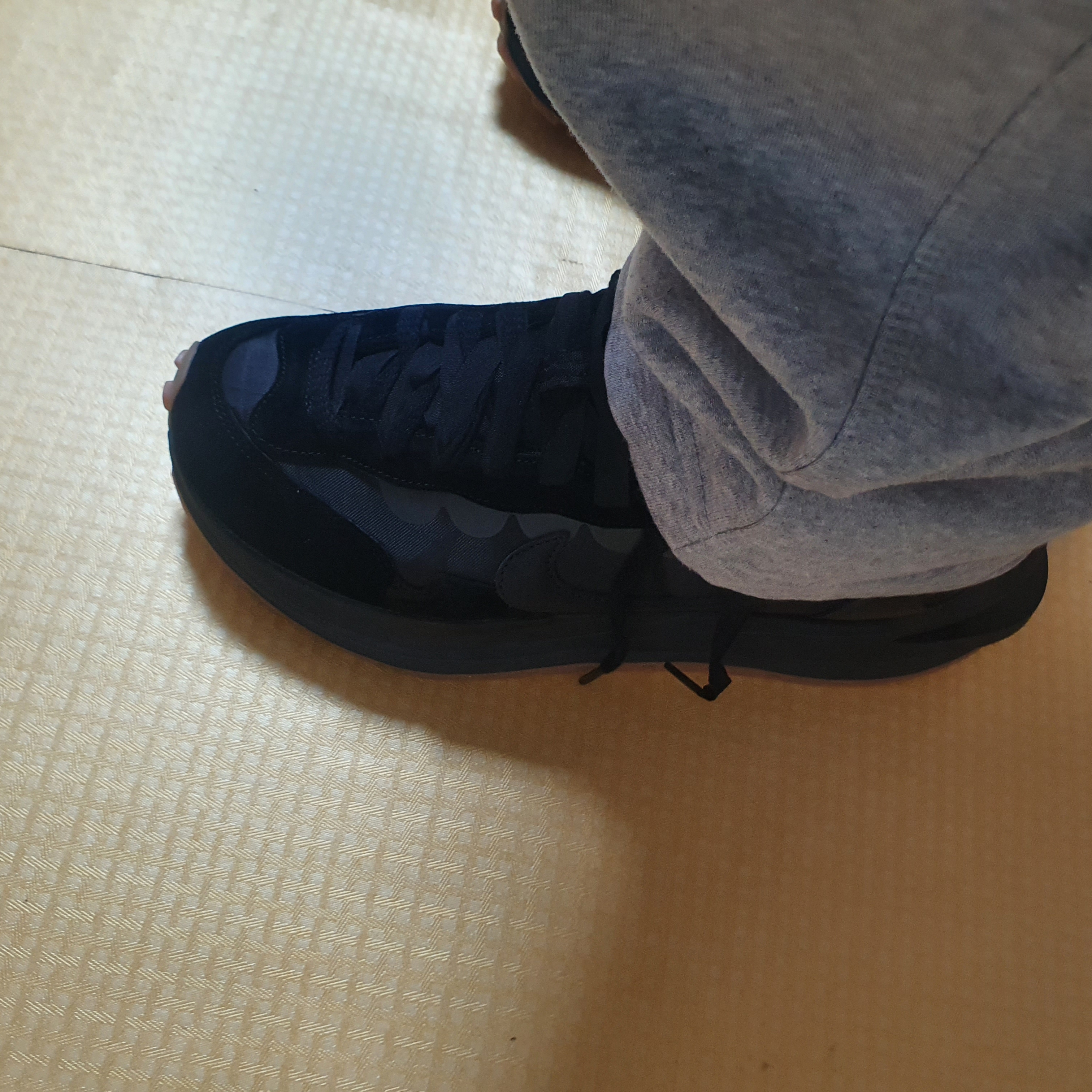 Nike x Sacai VaporWaffle Black and Gum 착용 스타일 - 1