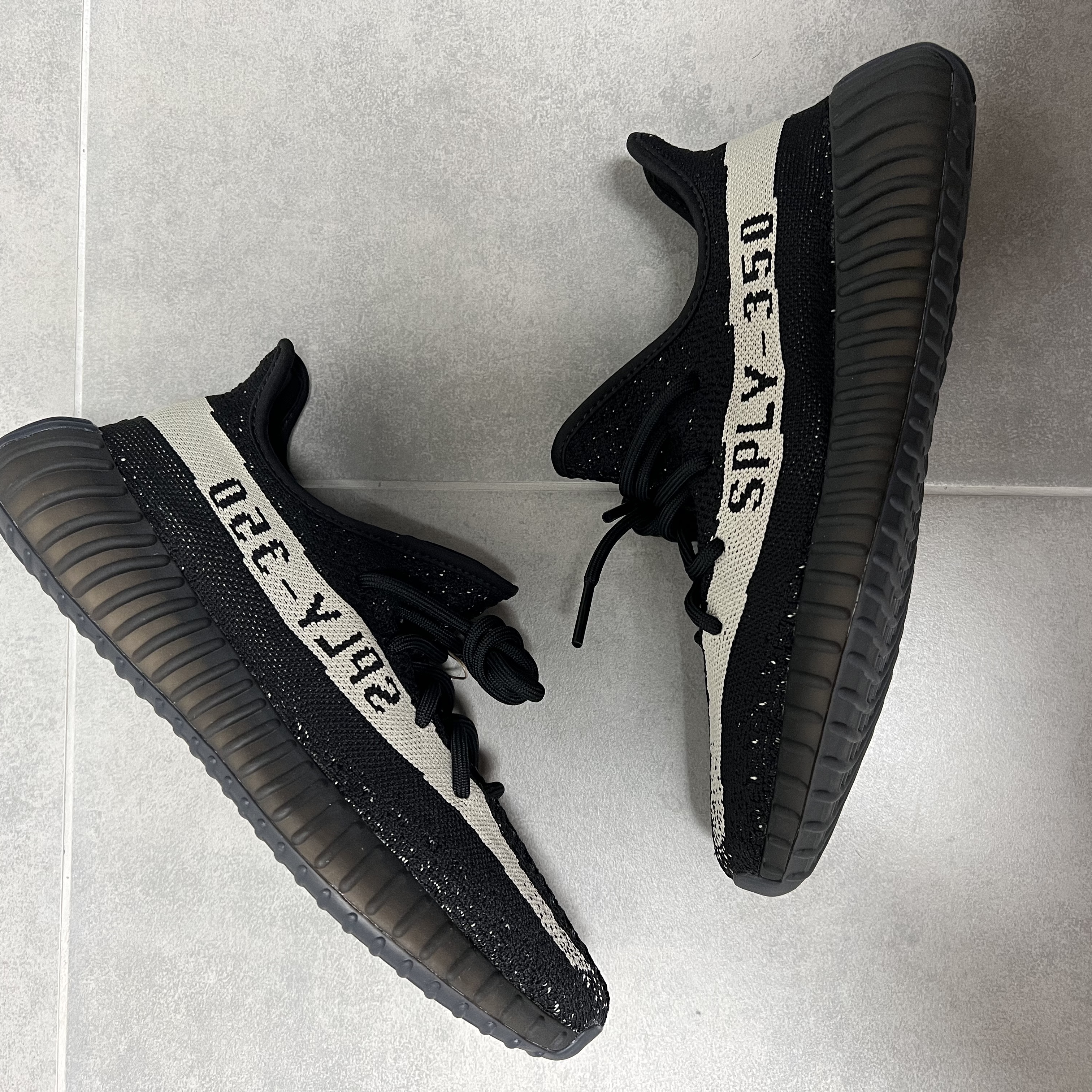 Adidas Yeezy Boost 350 V2 Core Black White 2022 착용 스타일 - 3