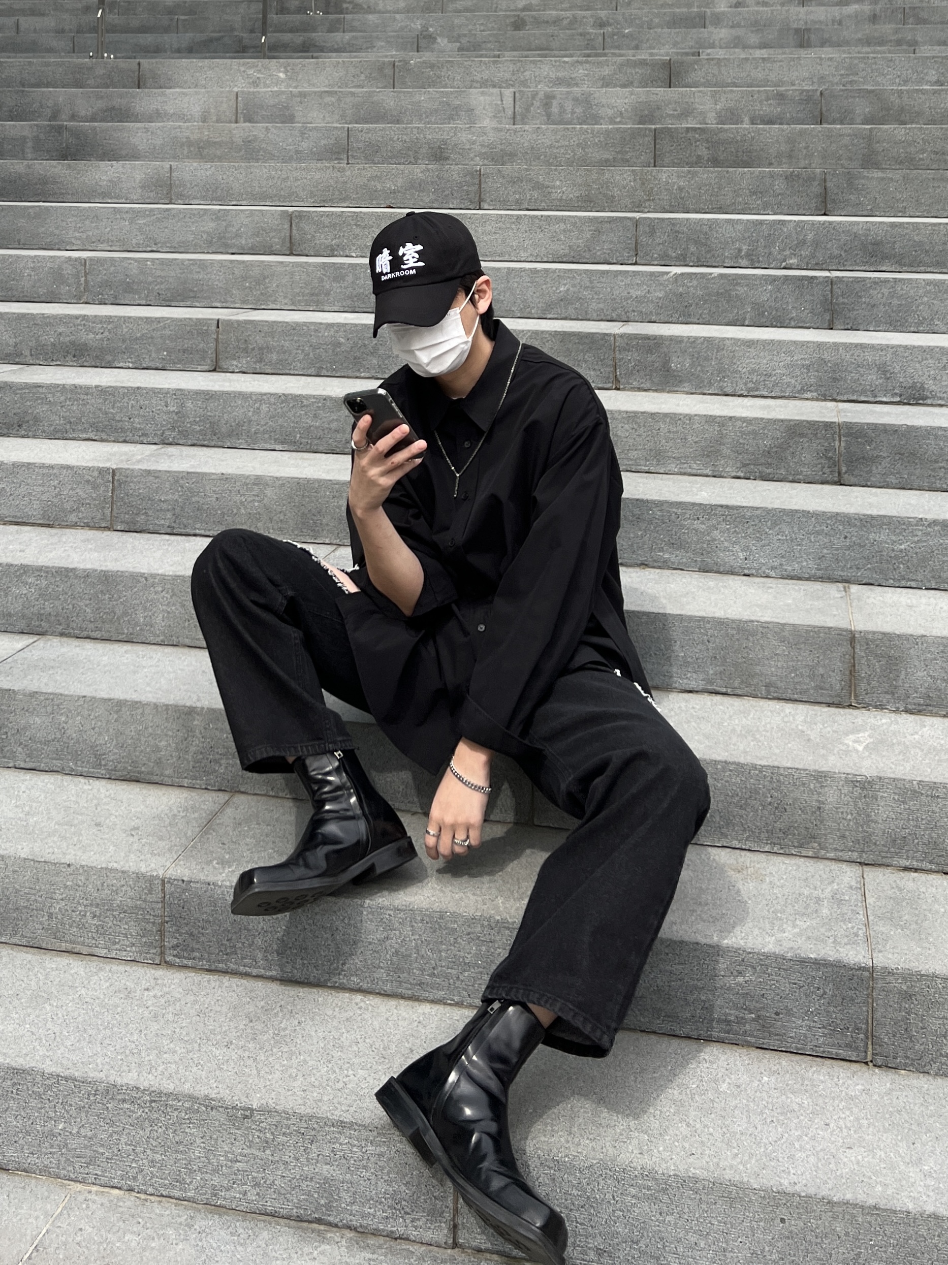 Darkr8m Studio White Logo Cap 착용 스타일