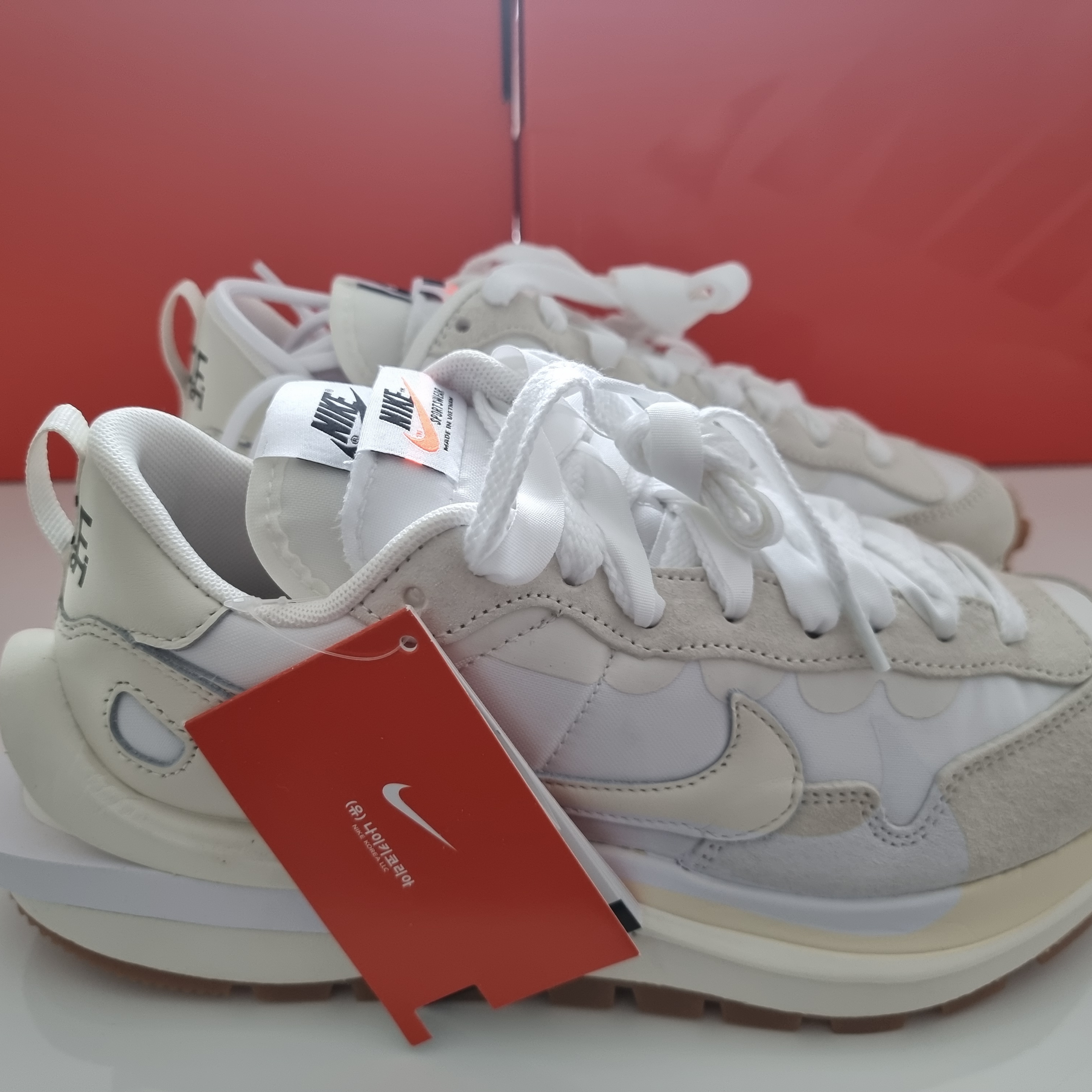 Nike x Sacai VaporWaffle White and Gum 착용 스타일 - 4
