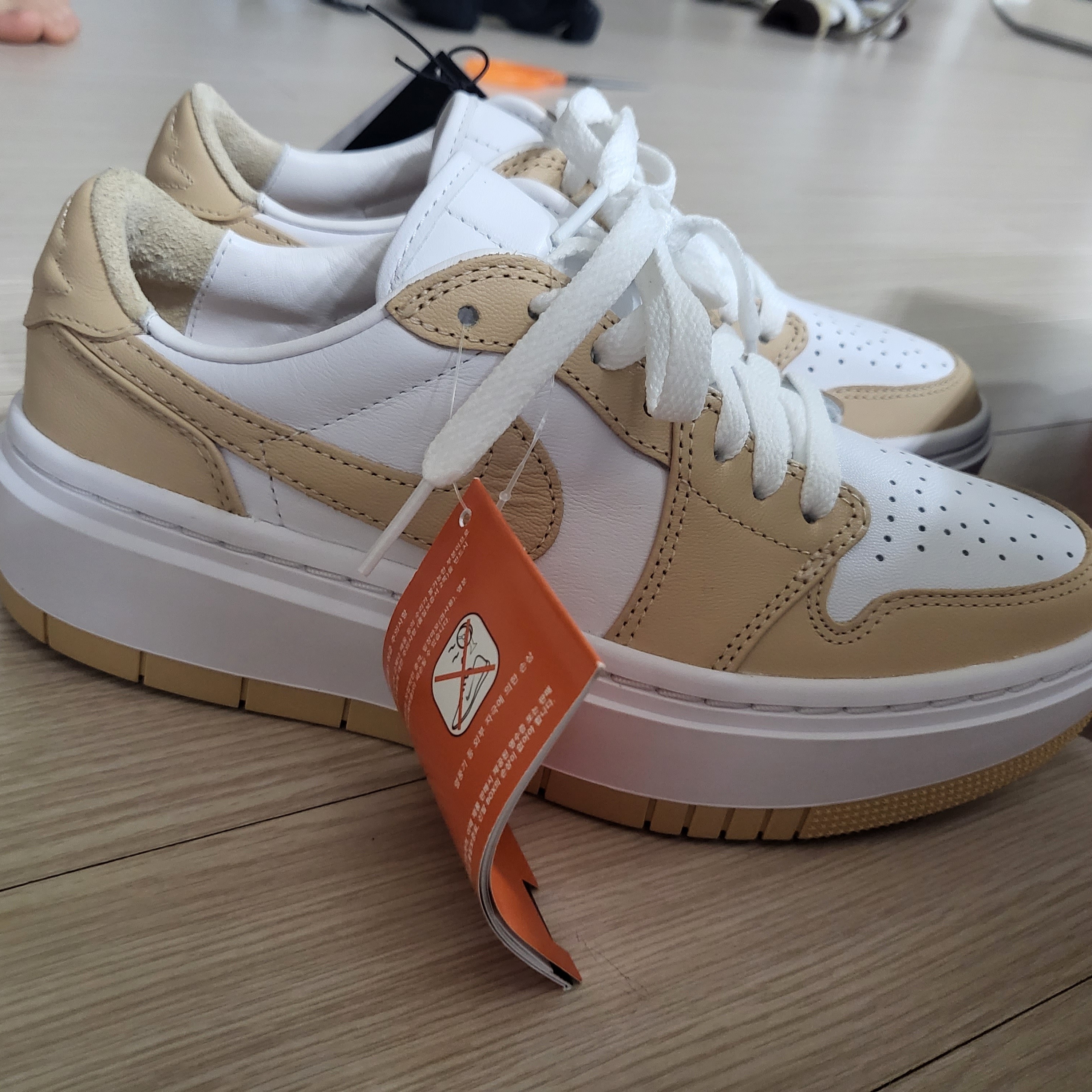 (W) Jordan 1 Elevate Low White Onyx 착용 스타일 - 3