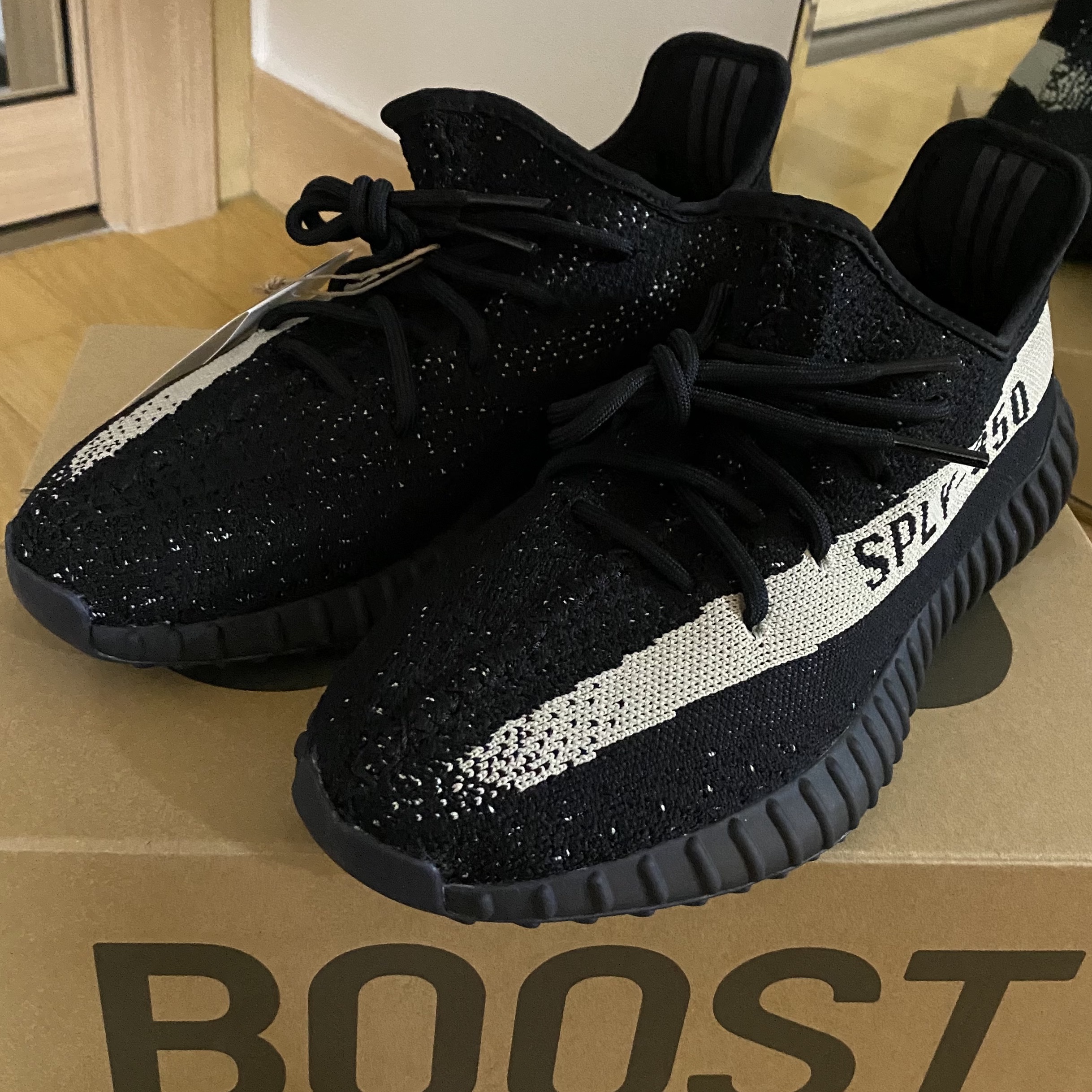 Adidas Yeezy Boost 350 V2 Core Black White 2022 착용 스타일