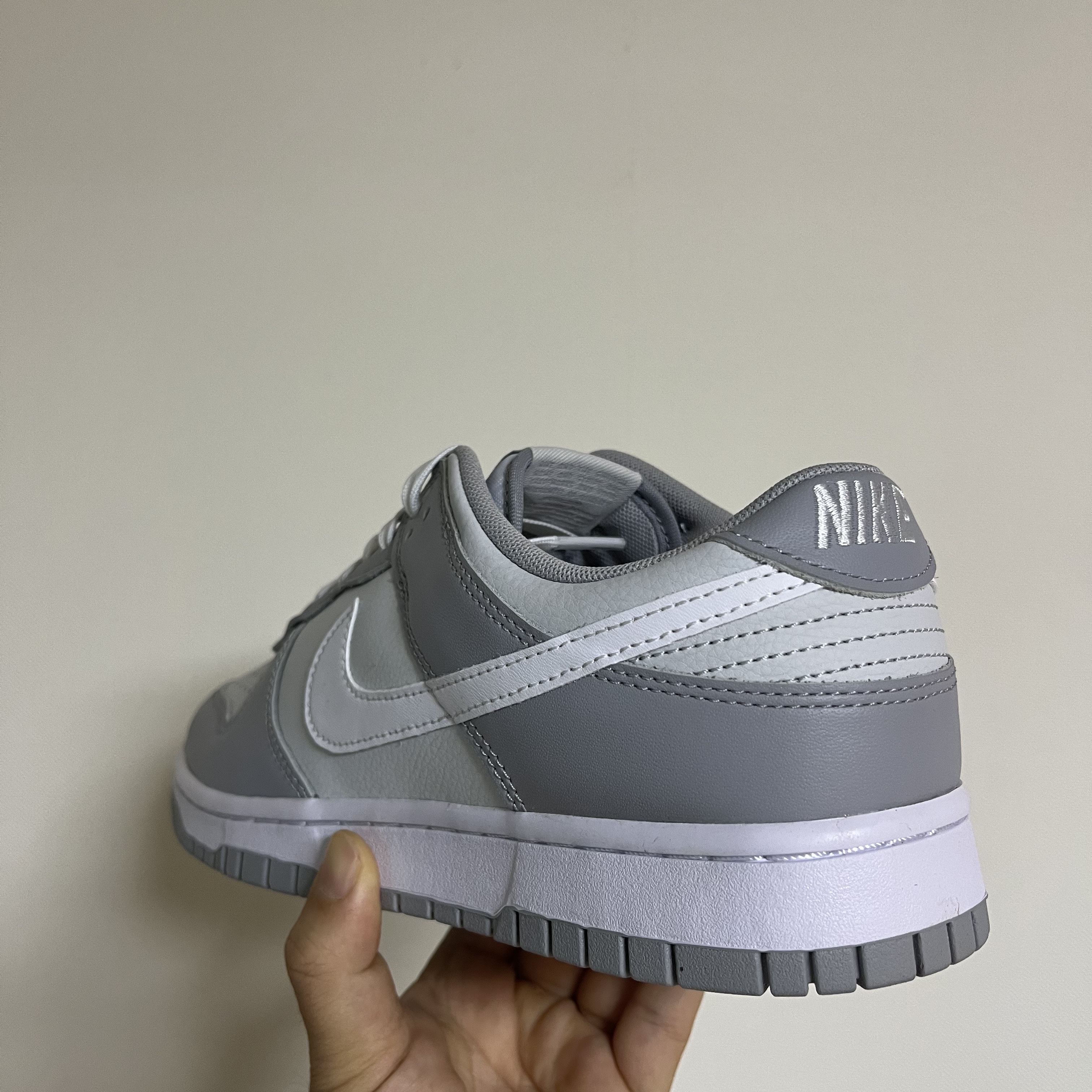 Nike Dunk Low Retro Wolf Grey 착용 스타일 - 2