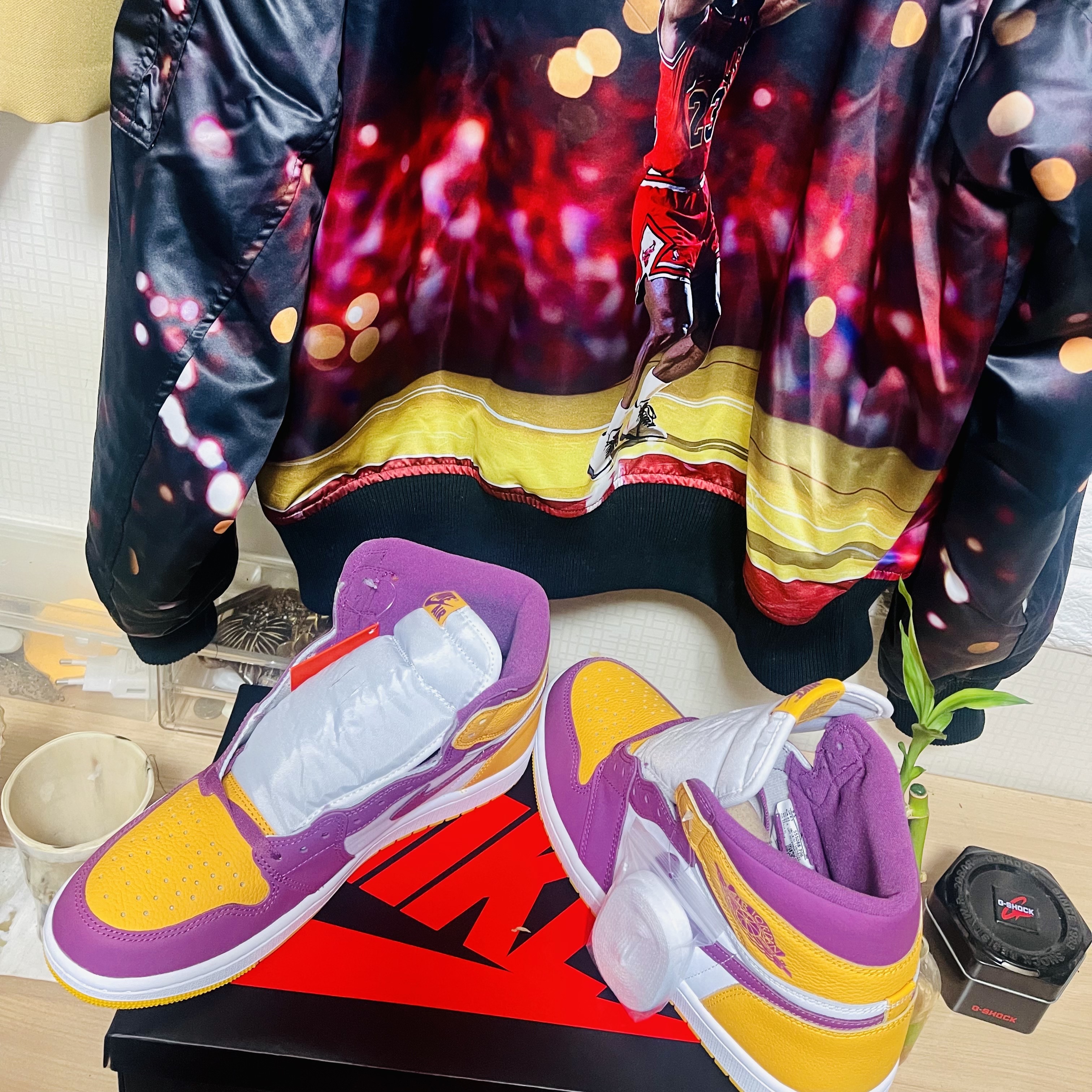 Jordan 1 Retro High OG University Gold Light Bordeaux 착용 스타일 - 4