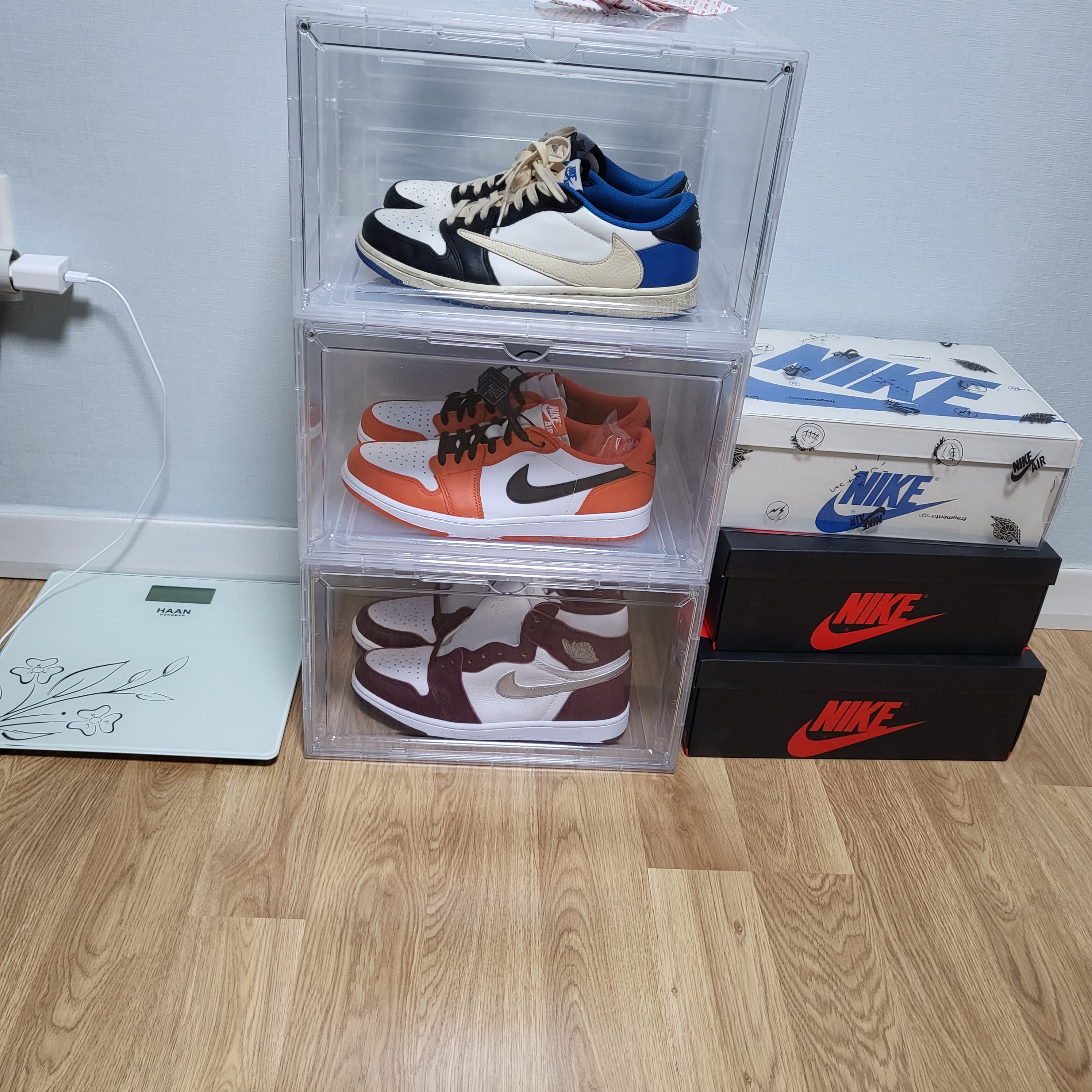 Jordan 1 Retro High OG Bordeaux, Jordan 1 x Travis Scott x Fragment Retro Low OG SP Military Blue 착용 스타일