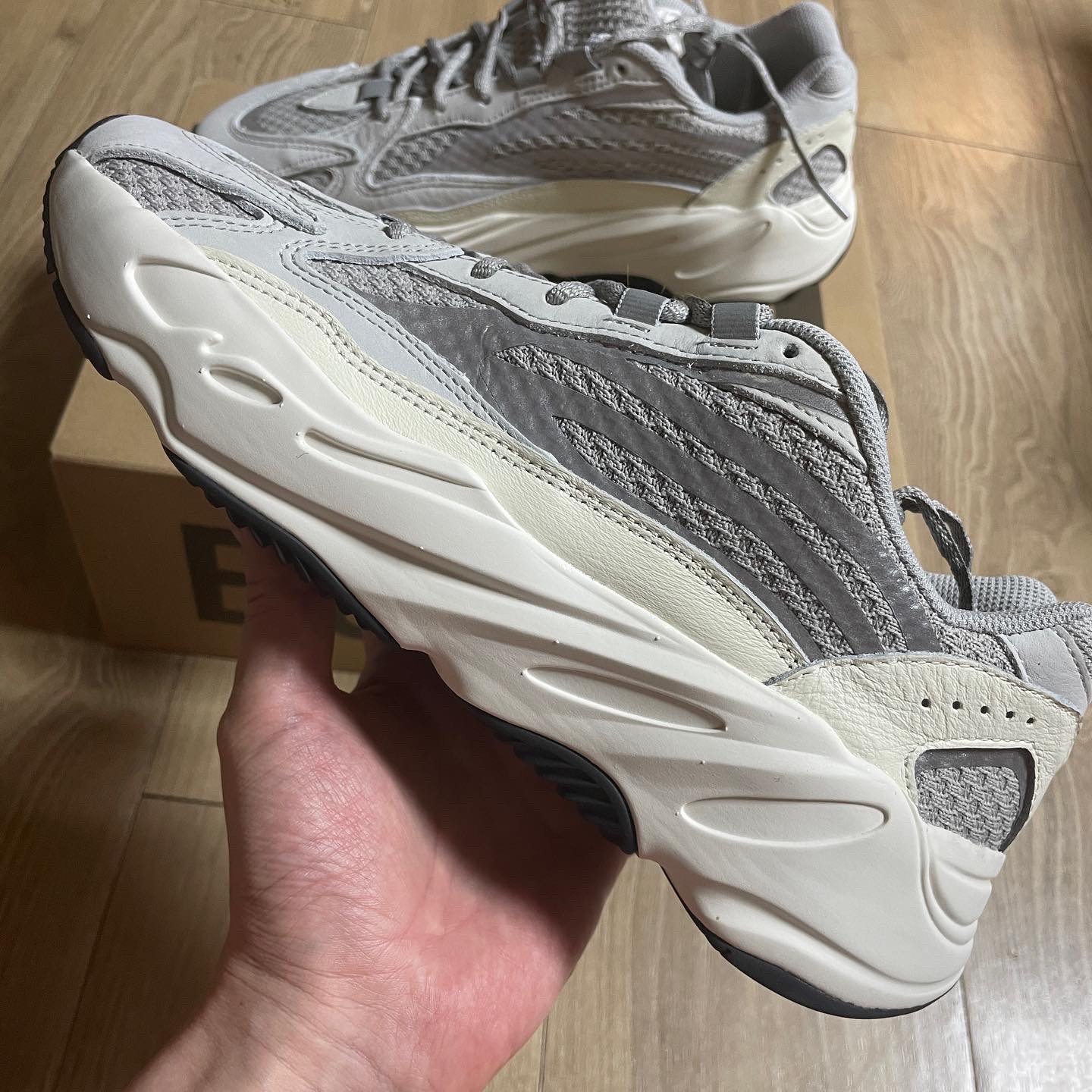 Adidas Yeezy Boost 700 V2 Static 2022 착용 스타일 - 3