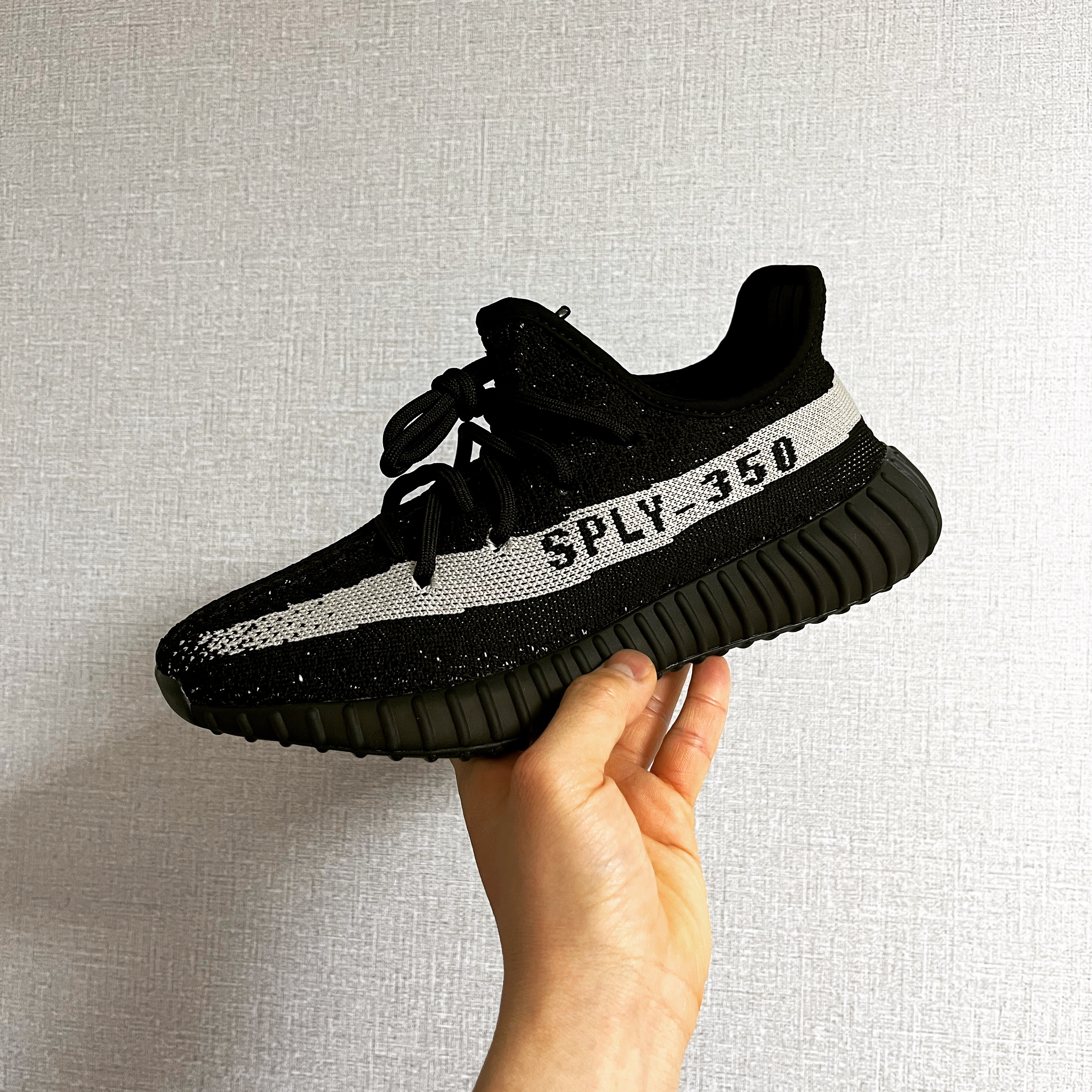 Adidas Yeezy Boost 350 V2 Core Black White 2022 착용 스타일