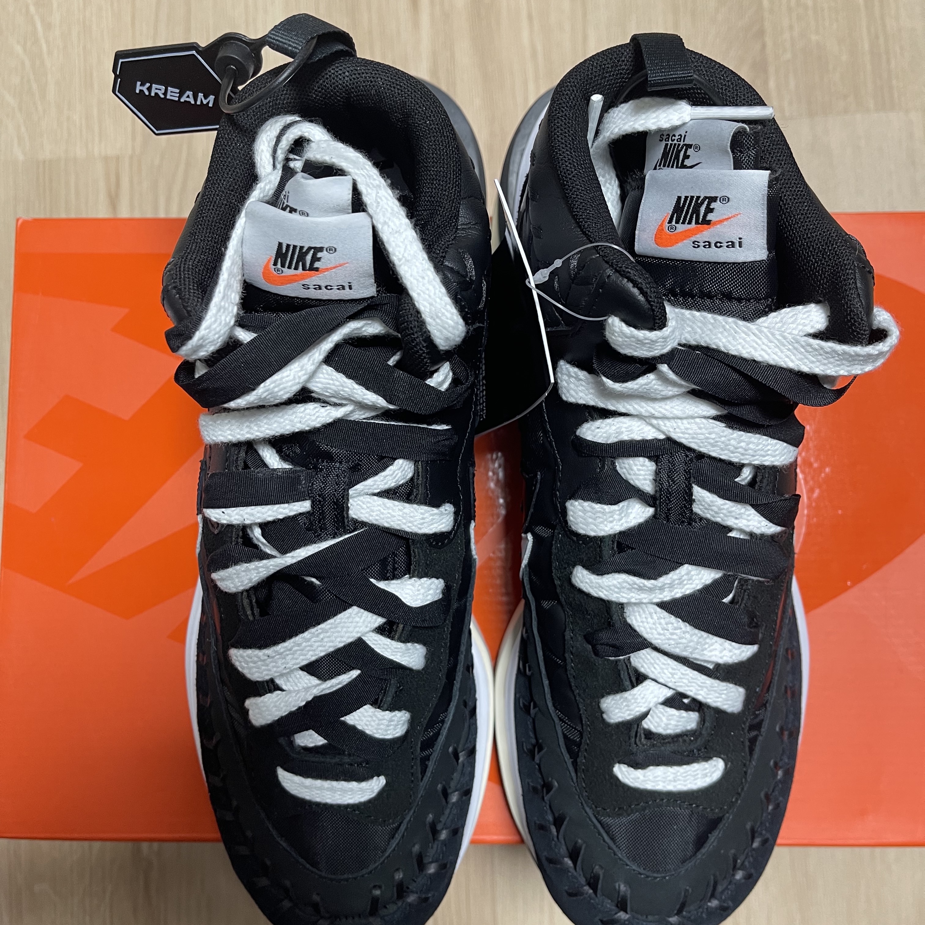 Nike x Sacai x Jean Paul Gaultier VaporWaffle Black White 착용 스타일 - 4