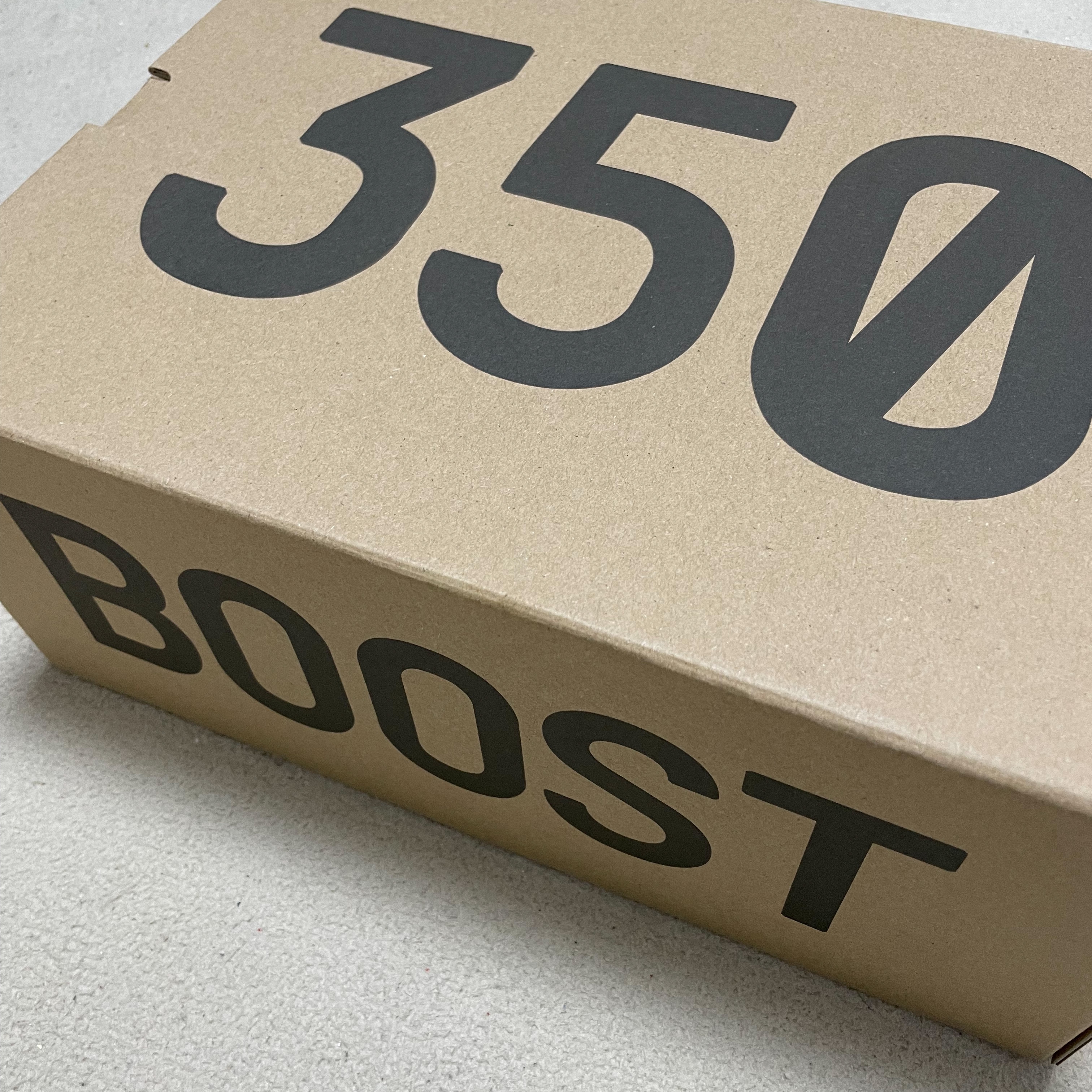 Adidas Yeezy Boost 350 V2 Core Black White 2022 착용 스타일 - 5