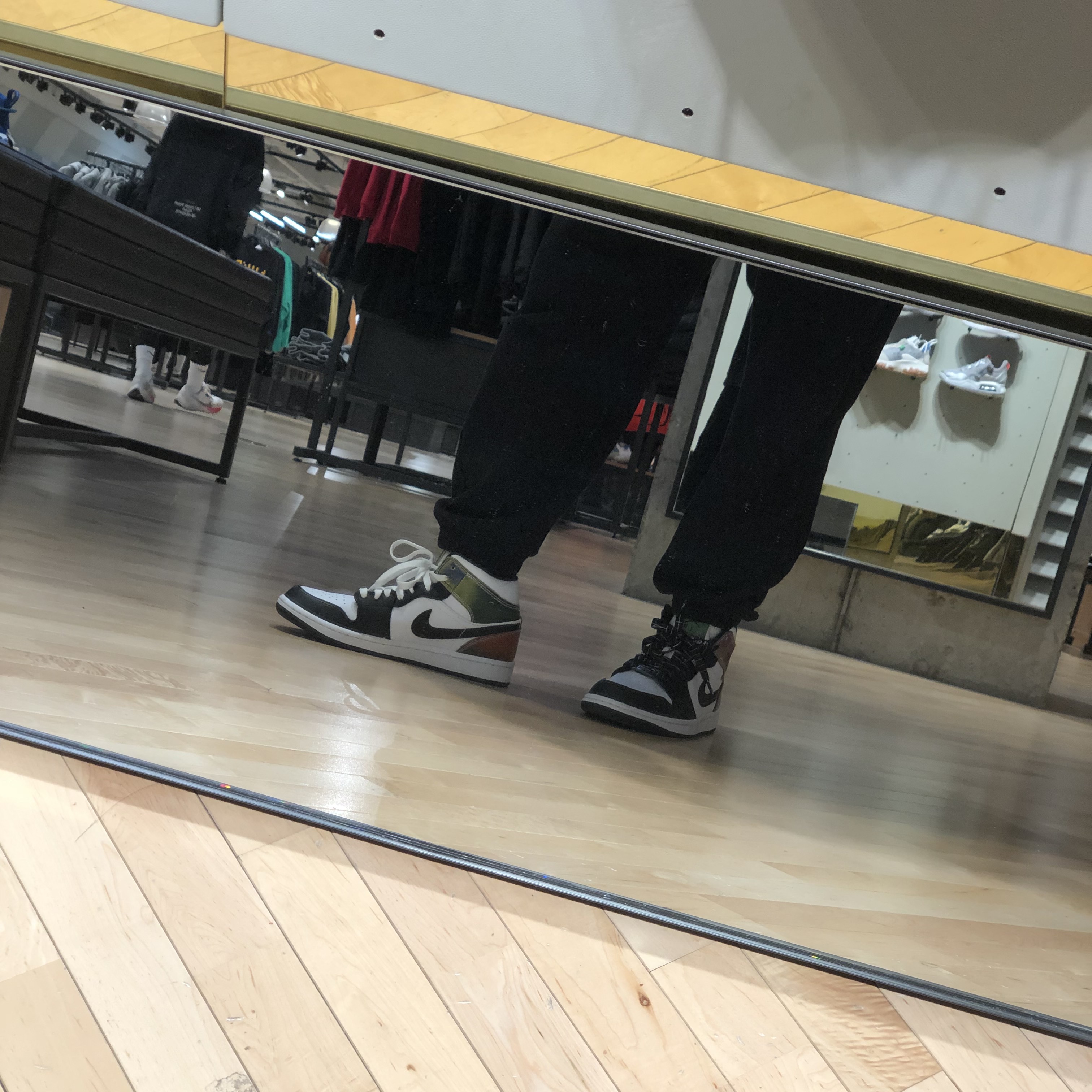Jordan 1 Mid SE Heat Reactive 착용 스타일
